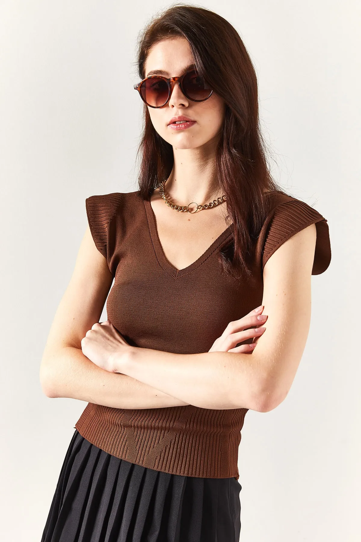 Olalook  Bitter Brown Schulter- und Rock-detaillierte V-Strickbluse für Damen vorne und hinten BLZ-19002207