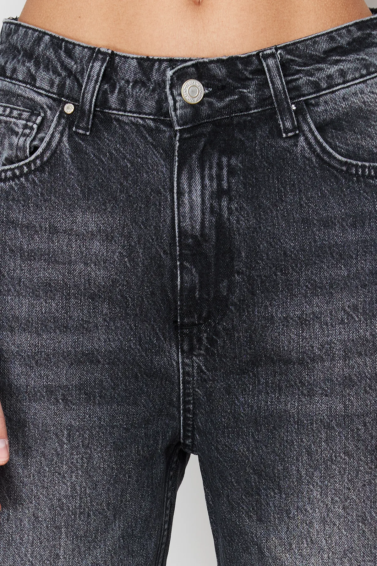 Trendyol Collection  Schwarze, gerade Jeans mit hoher Taille TWOAW24JE00061