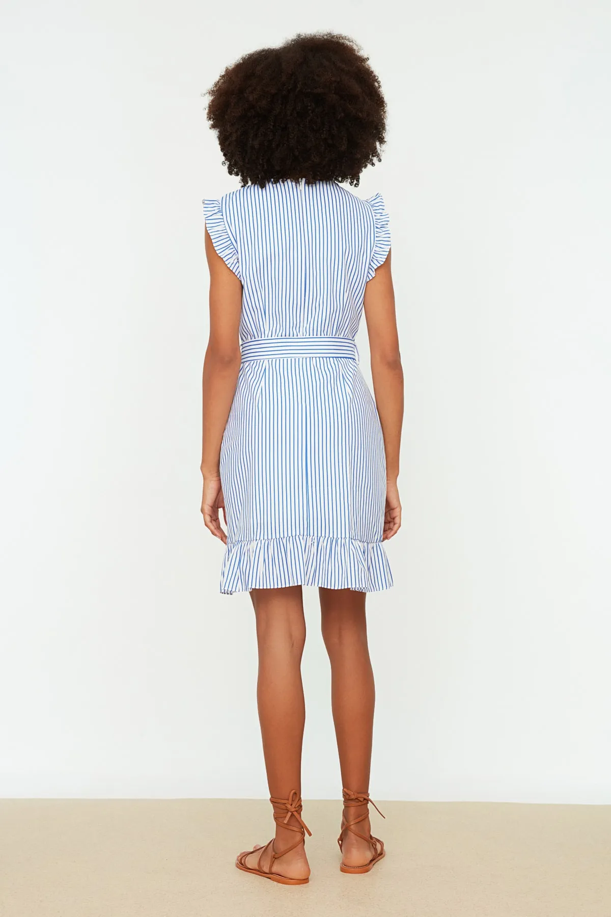 Trendyol Collection  Blaues, gewebtes, gestreiftes Minikleid mit Gürtel TWOSS21EL1290