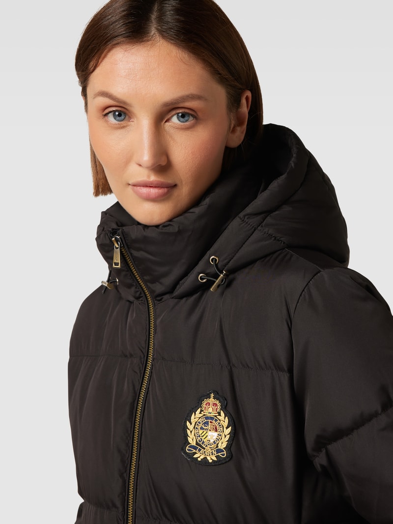 Daunenmantel mit Label-Patch in schwarz