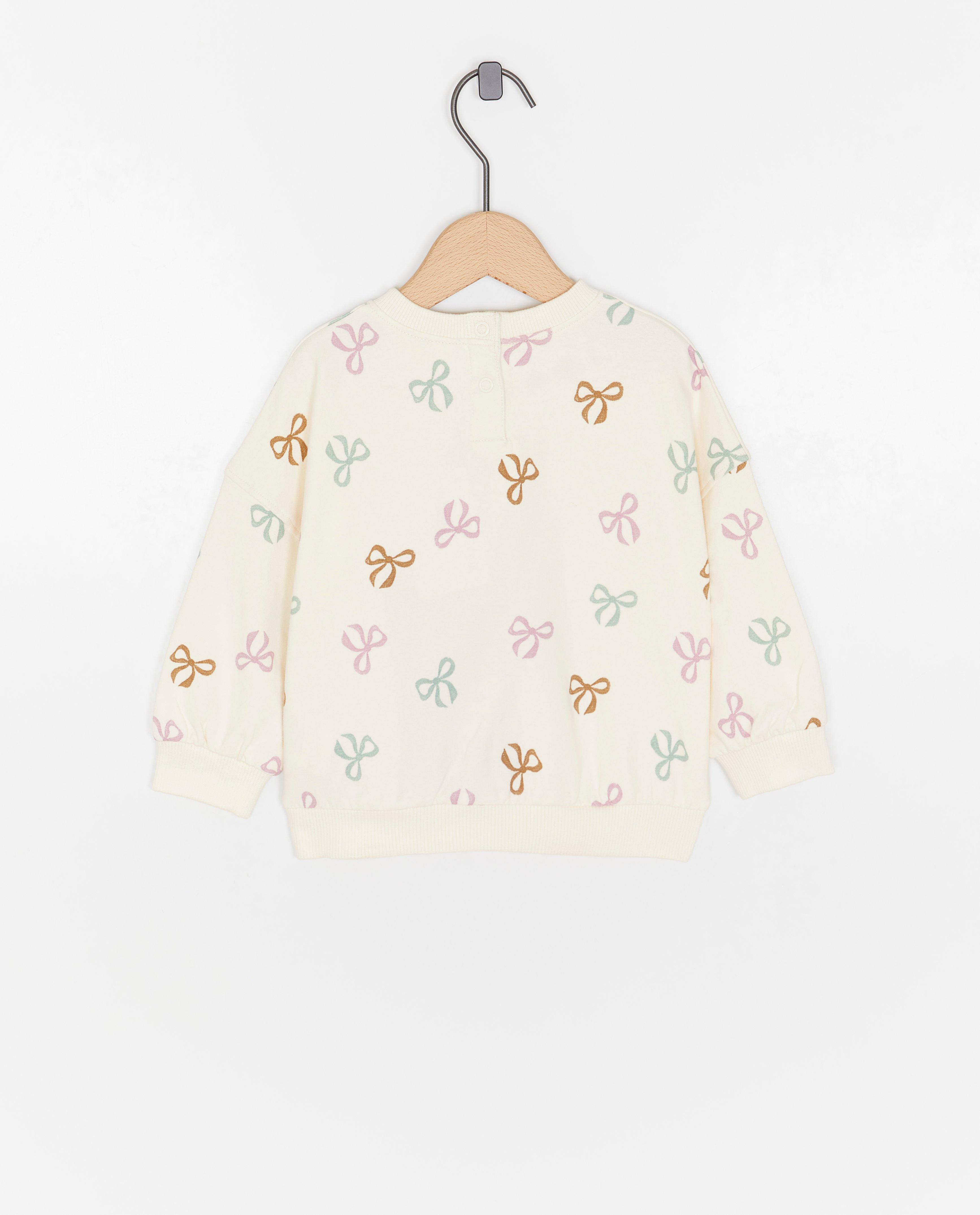 Pulover Cuddles and Smiles cu imprimeu de fundă alb