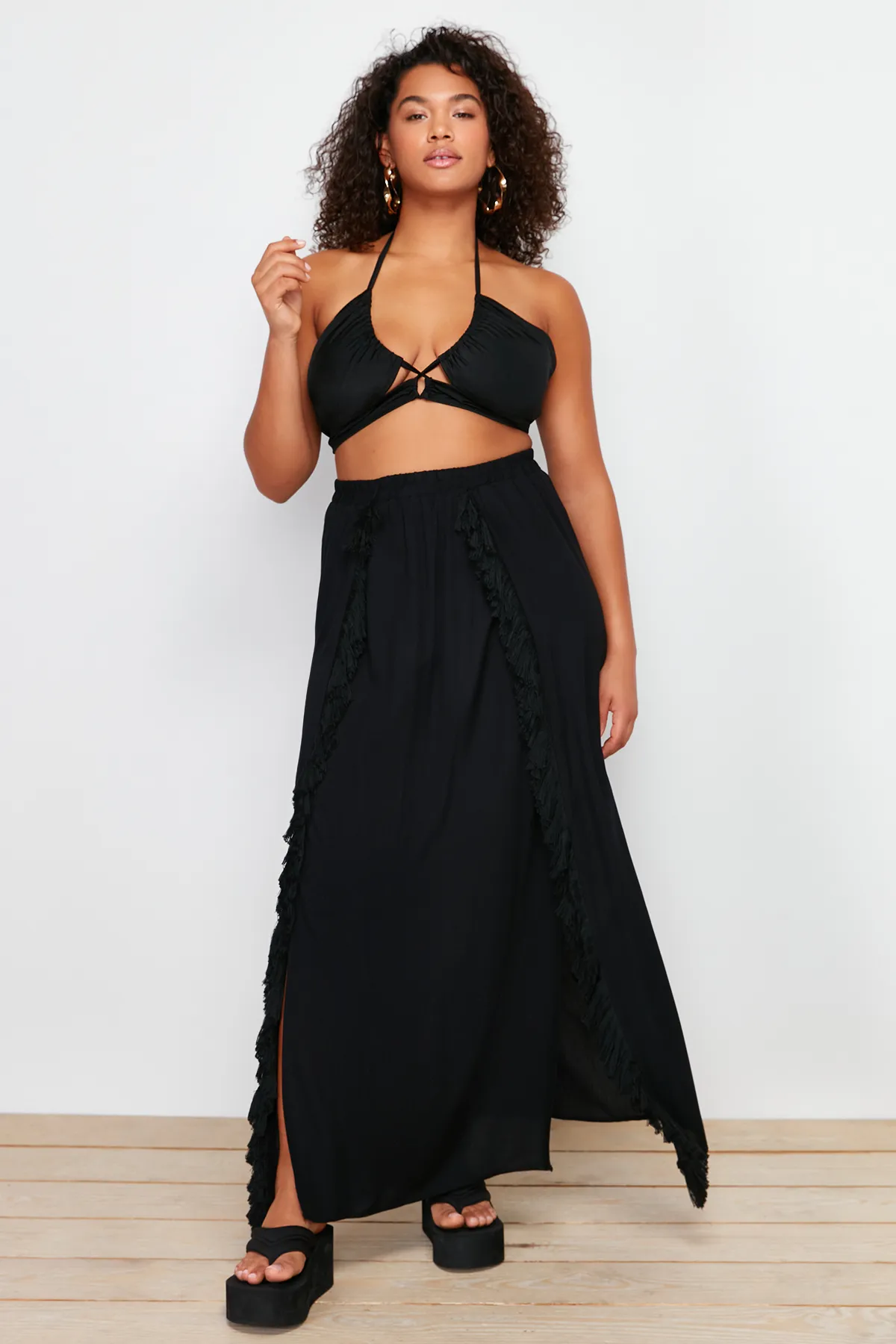 Trendyol Curve  Schwarzer Maxi-Strandrock mit gewebten Quasten
