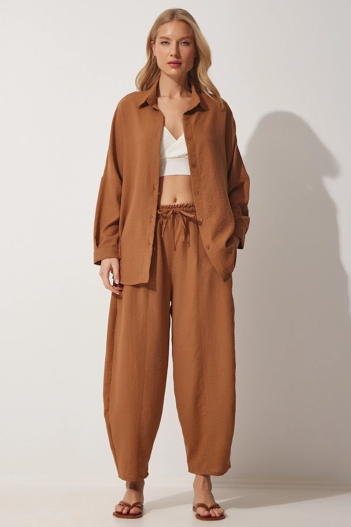 Happiness İstanbul  Hellbraunes Leinenhemd-Shalwar-Hosen-Set für Damen DZ00080