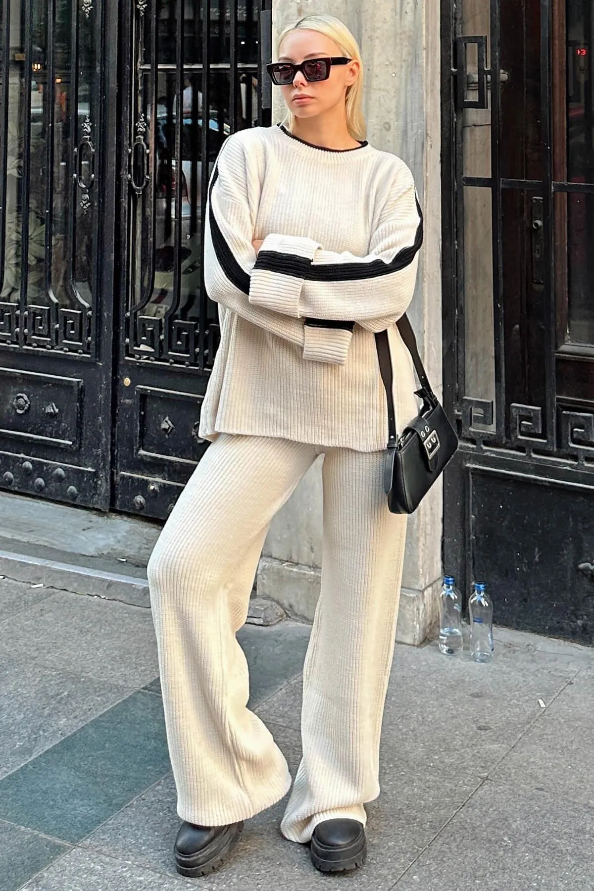 Swist  Beigefarbener Damen-Strickanzug mit Schulterstreifen und detailliertem Rundhalsausschnitt und doppelten Bündchen. Pullover-Hose unten-oben