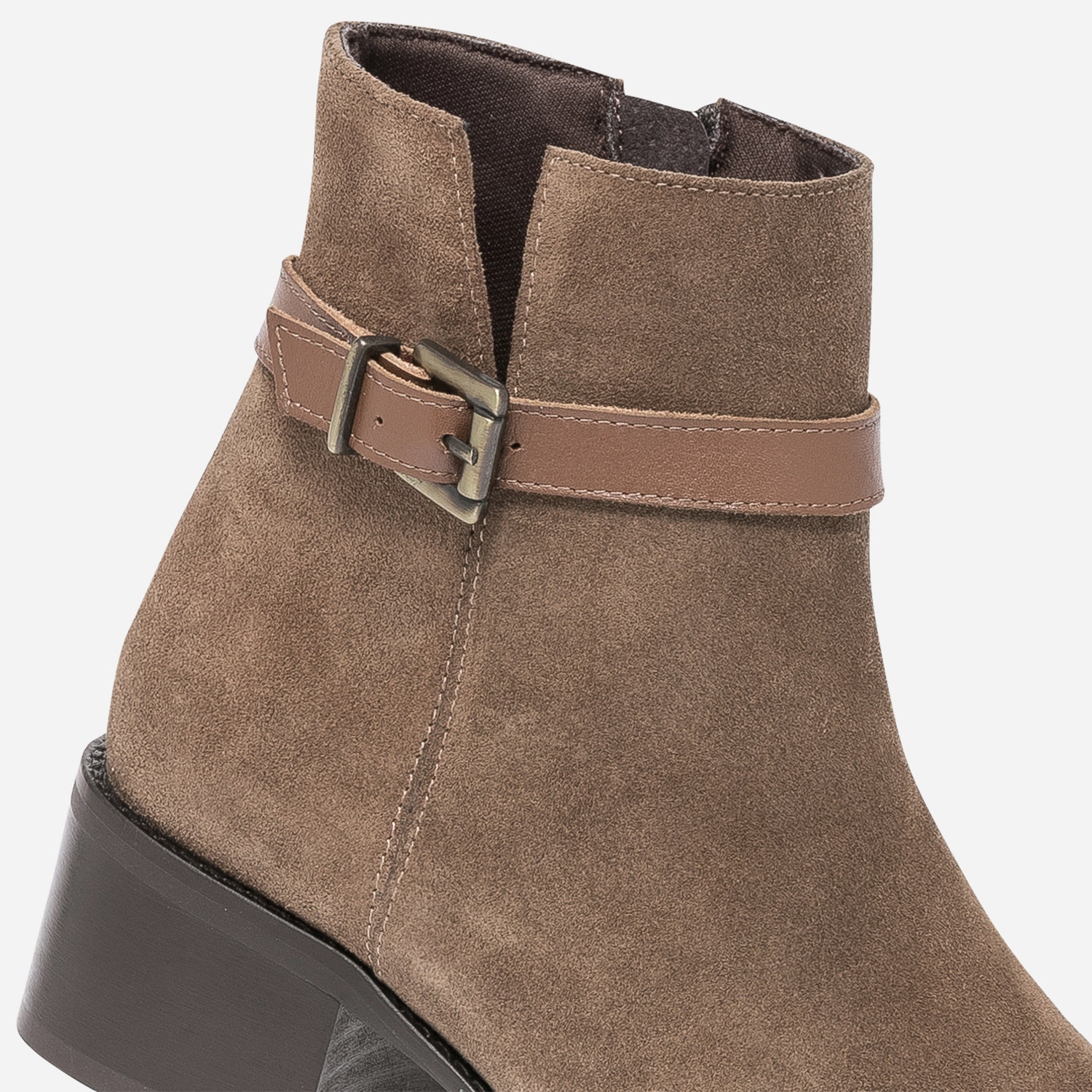 Boots marron en cuir velours à bride