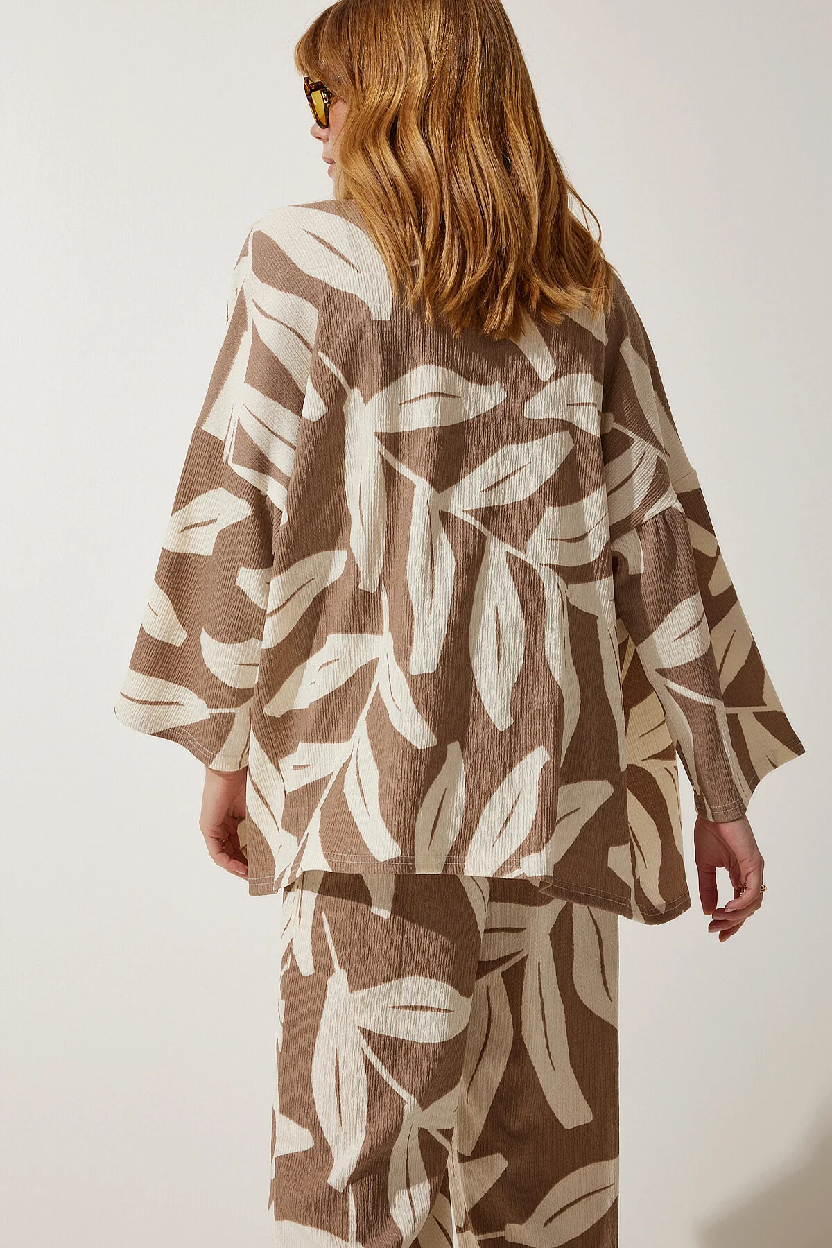 Happiness İstanbul  Palazzo-Set für Damen mit Sommerjacke und Crinkle-Muster in Nerzbraun DD01304