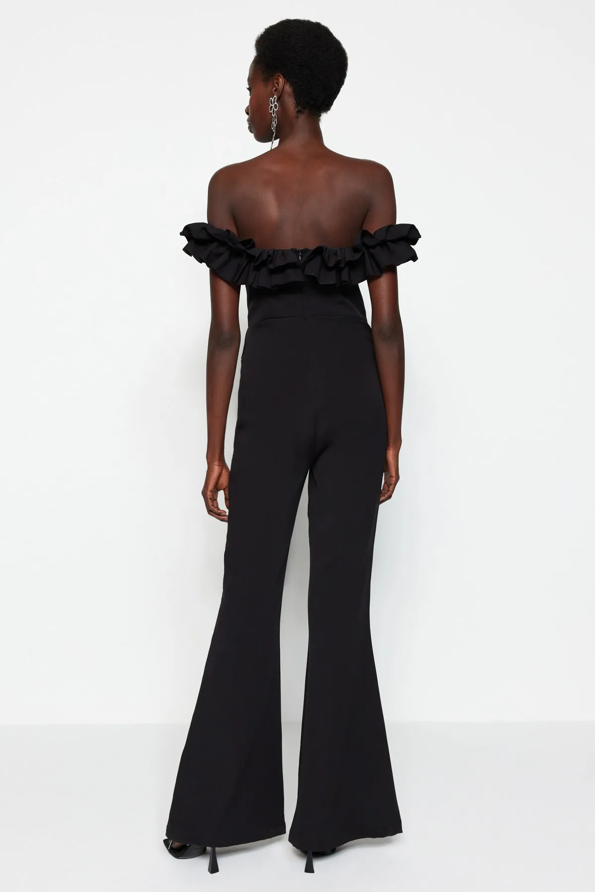 Trendyol Collection  Schwarzer gewebter Jumpsuit mit Rüschenkragen TPRSS23TU00013