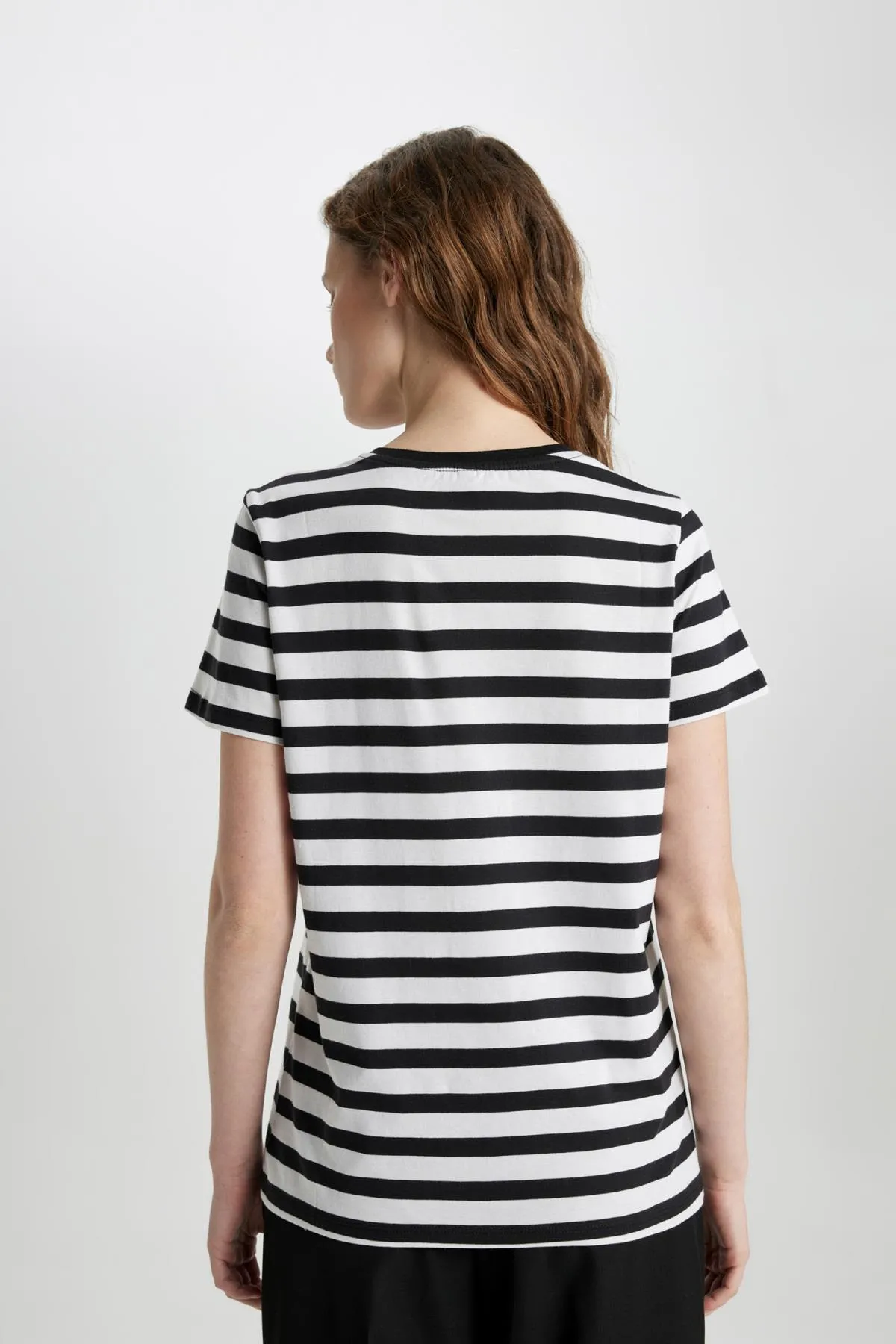 DeFacto  Kurzarm-T-Shirt mit normaler Passform und Rundhalsausschnitt C2612ax24sp