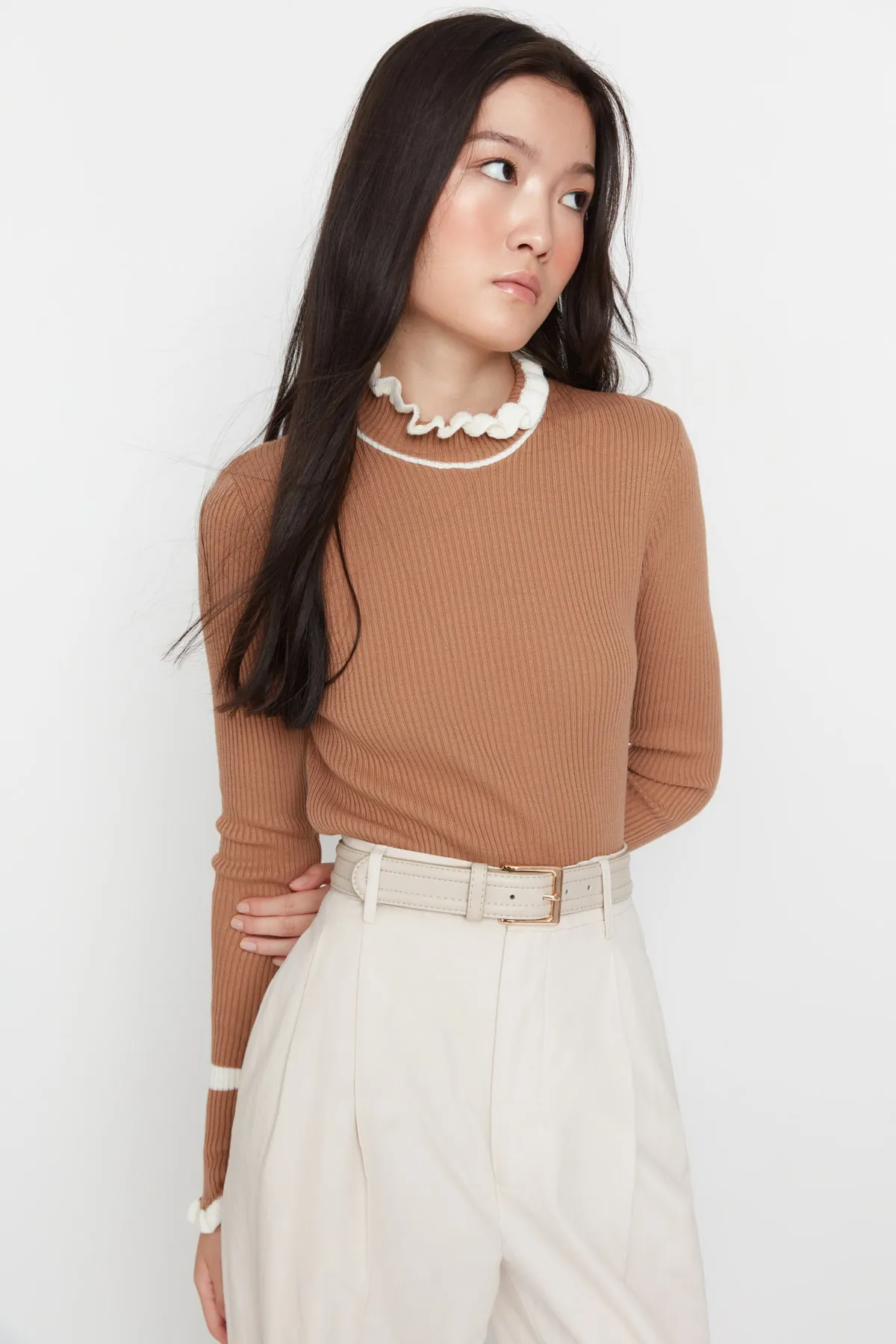 Trendyol Collection  Kamelfarbener Strickpullover mit Blockfarbenmuster TWOAW22KZ1250