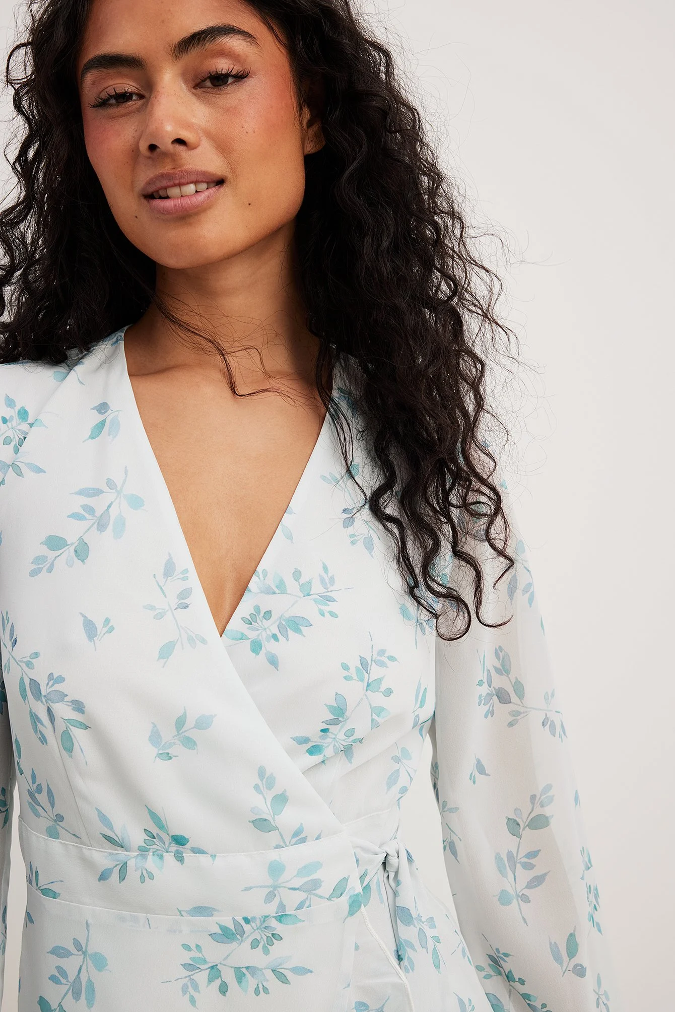 Überlappendes Minikleid mit gebundener Taille