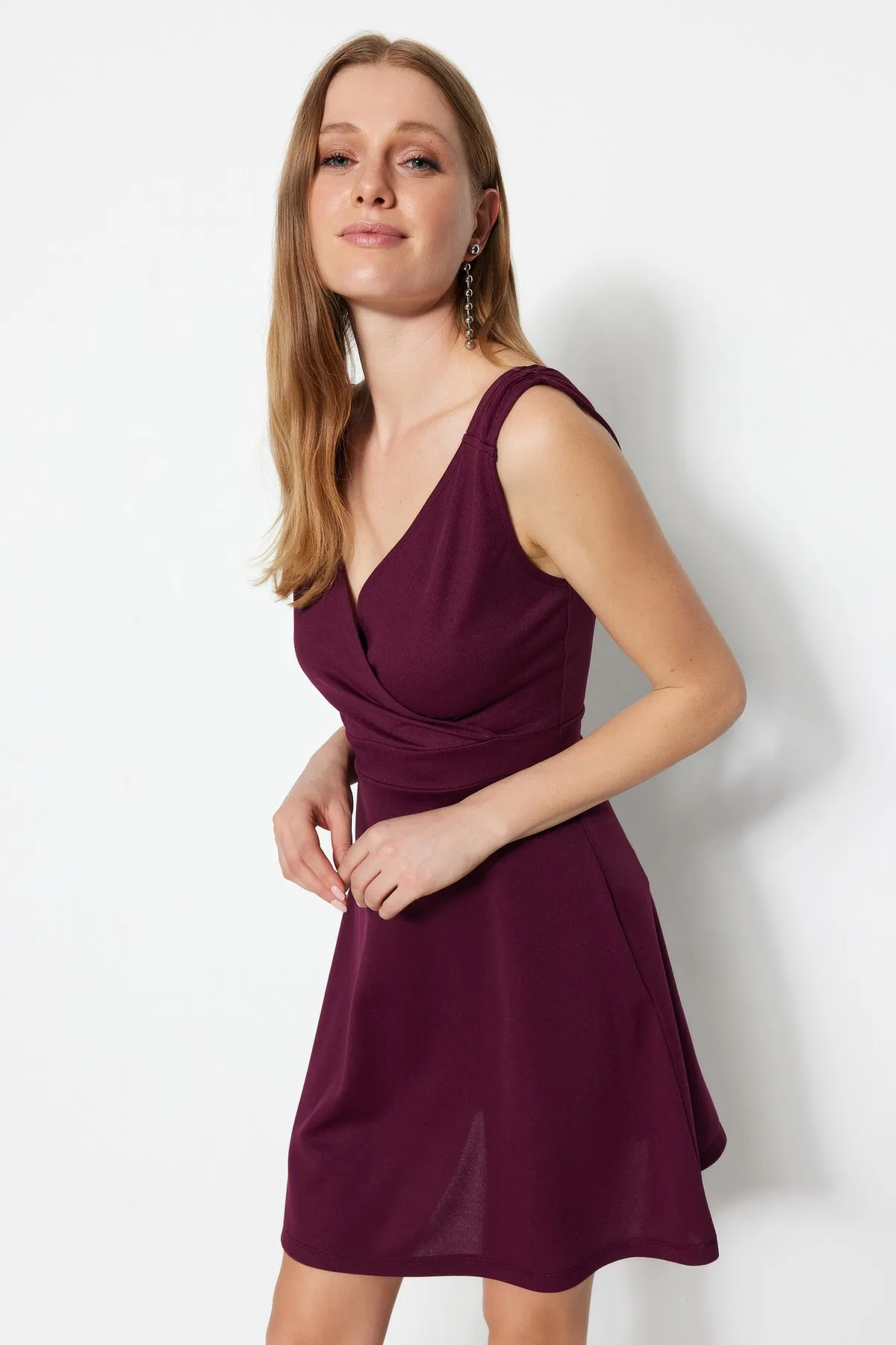 Trendyol Collection  Burgunderfarbenes Mini-Strickkleid aus Krepp mit offener Taille und zweireihigem Ausschnitt TWOSS20EL1579