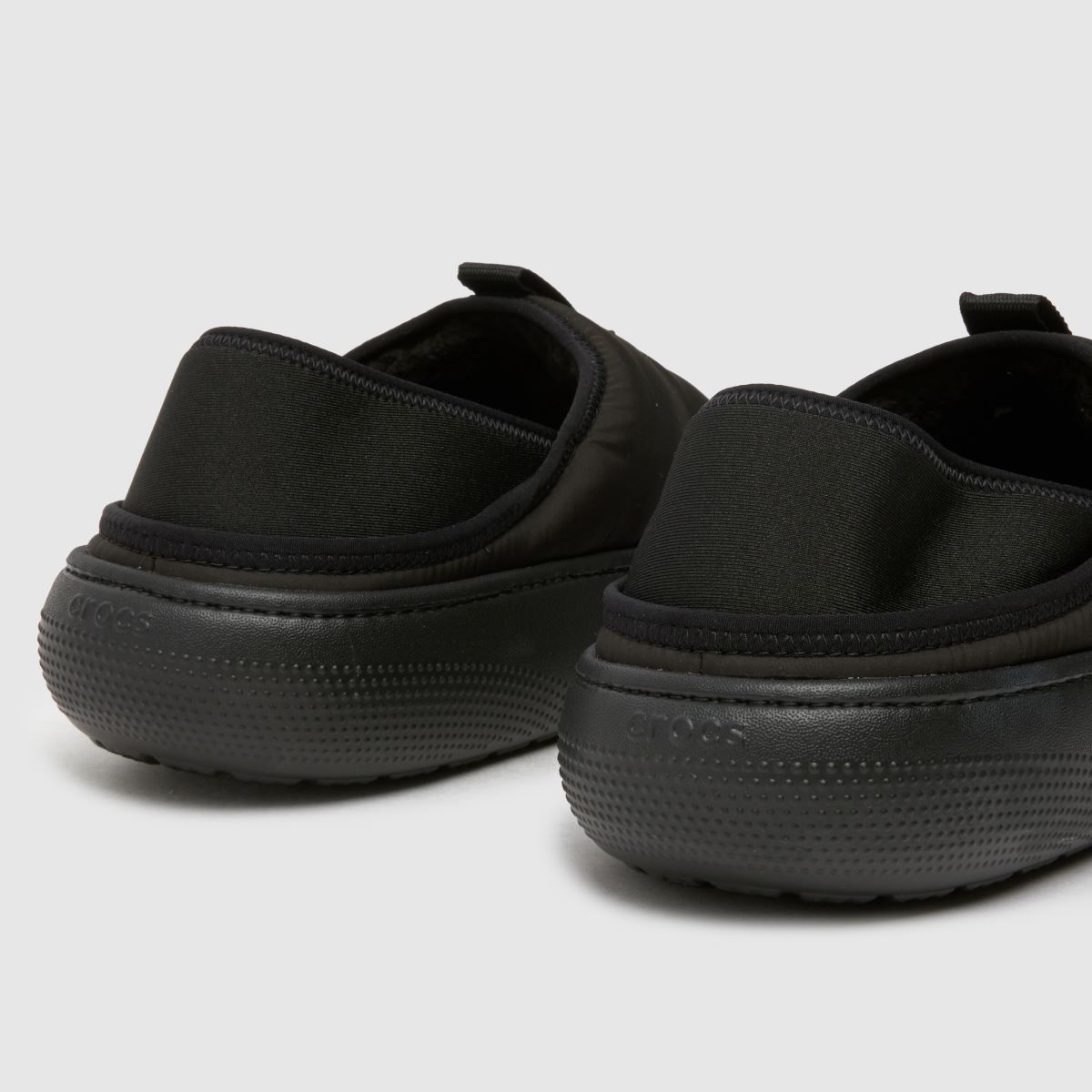 Crocs puff moc szandál fekete színben
