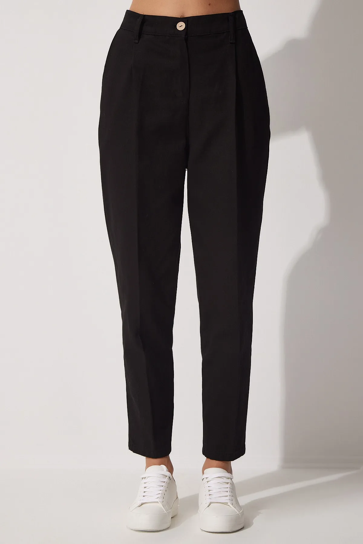 Happiness İstanbul  Schwarze Damen-Hose aus Gabardine in Karottenform mit Gürtel und hohem Bund MX00048