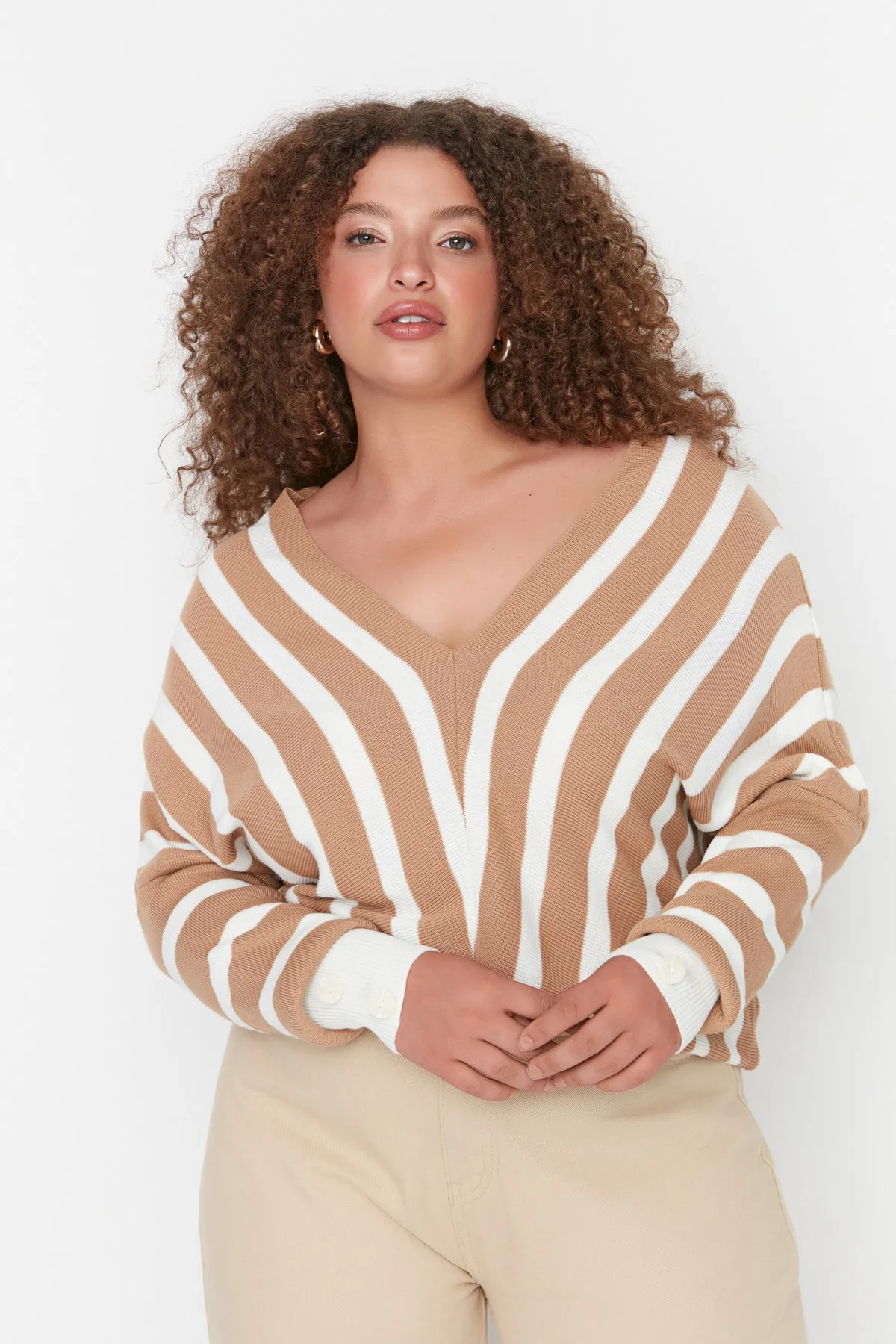 Trendyol Curve  Kamelfarbener Strickpullover mit Fledermausärmeln TBBAW23AN00039