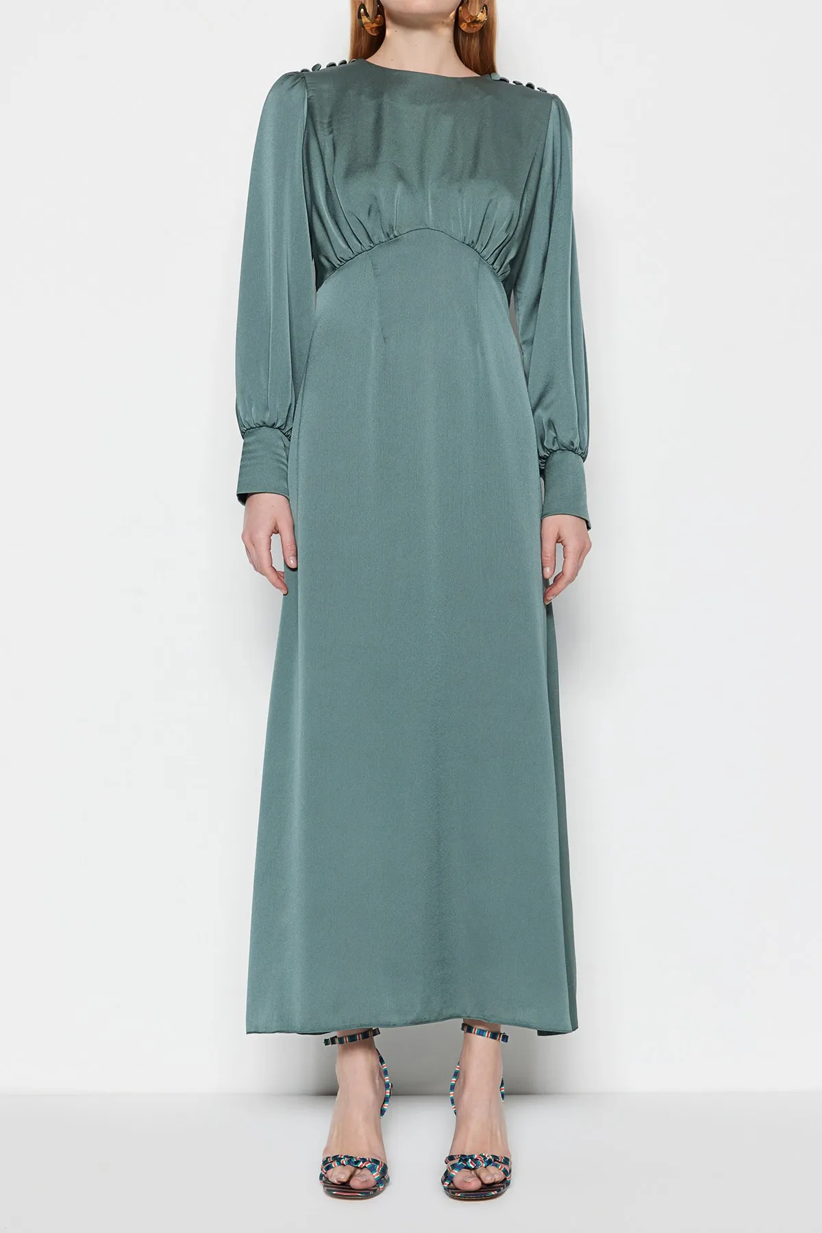 Trendyol Modest  Wassergrünes Satin-Abendkleid mit Manschetten und Knöpfen an der Schulter