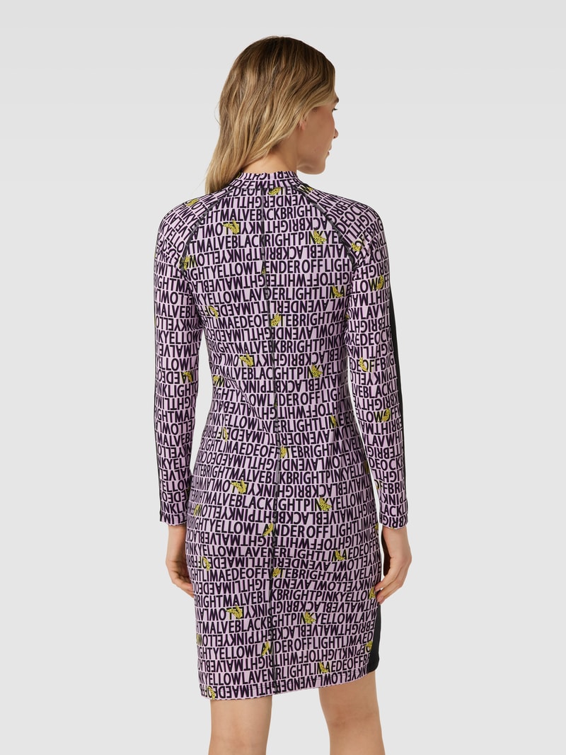 Knielanges Kleid mit Allover-Statement-Print in flieder