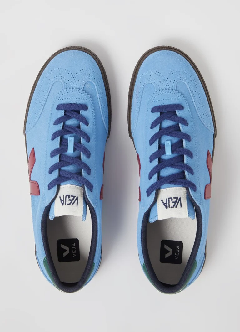 Odkryj buty Volley wykonane ze zamszu ze skórzanymi detalami.