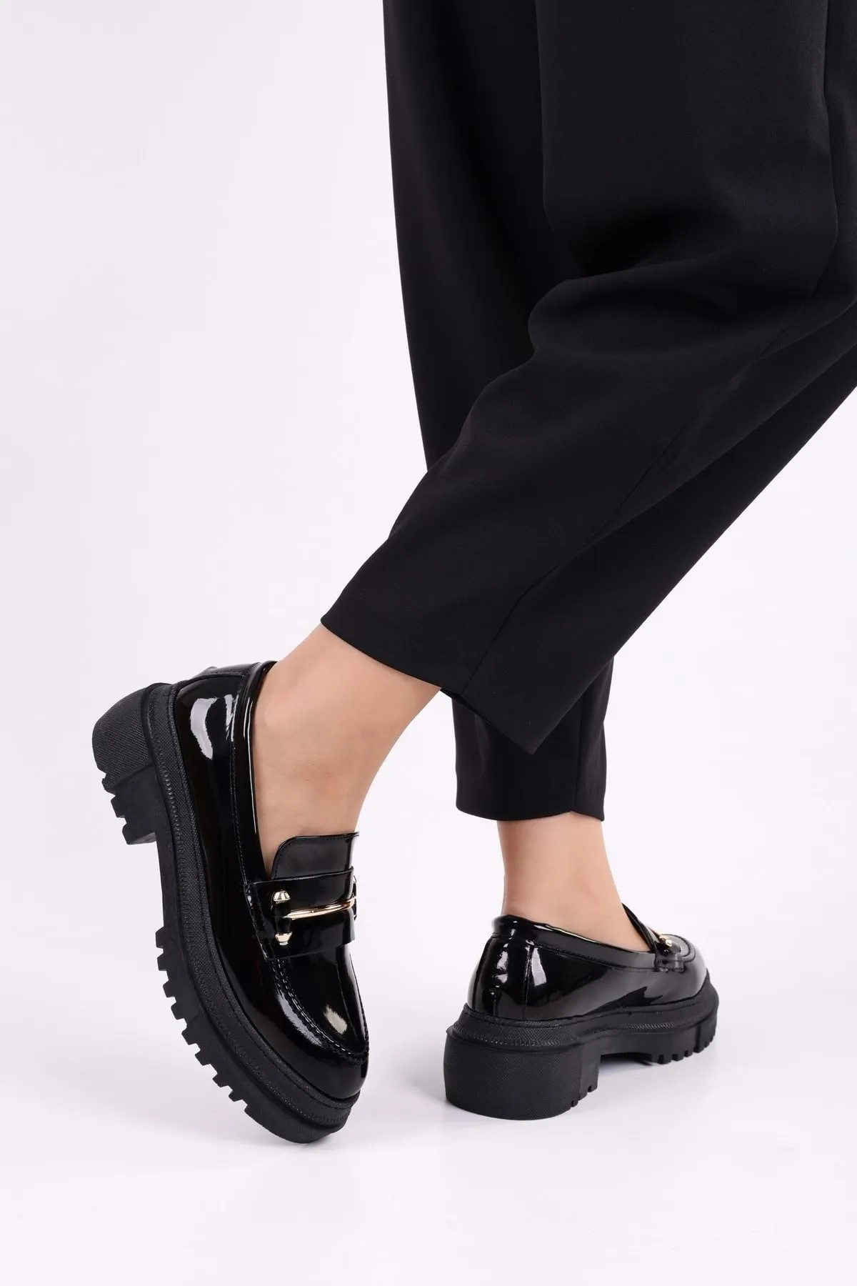 Shoeberry  Damen-Loafer Luis aus schwarzem Lackleder mit dicker Sohle und Schnalle