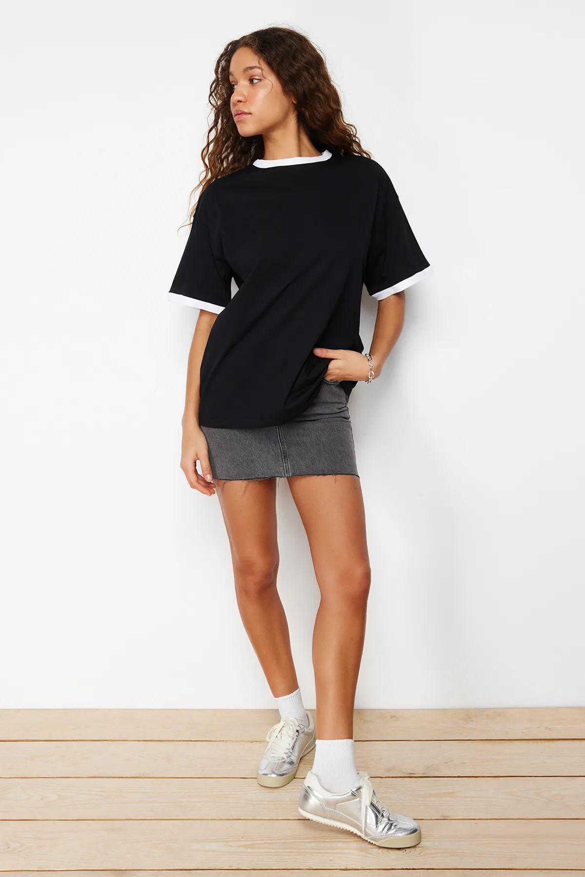 Trendyol Collection  Schwarzes Strick-T-Shirt mit Kontrastkragen und Streifen aus 100 % Baumwolle, übergroßer/entspannter Schnitt, TWOSS24TS00052