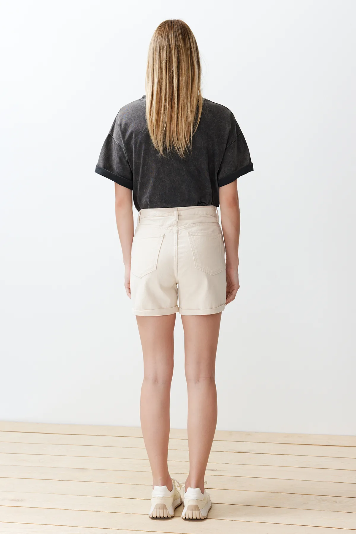 Trendyol Collection  Ecrufarbene, umgeschlagene Jeansshorts mit hoher Taille TWOSS20SR0231