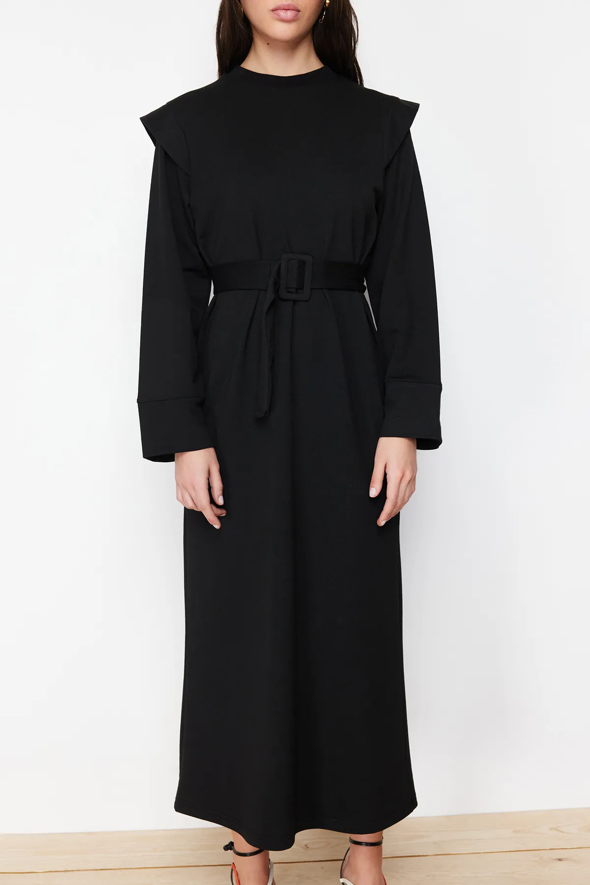 Trendyol Modest  Schwarzes Strickkleid mit Gürtel und Schulterdetail TCTSS24EB00120