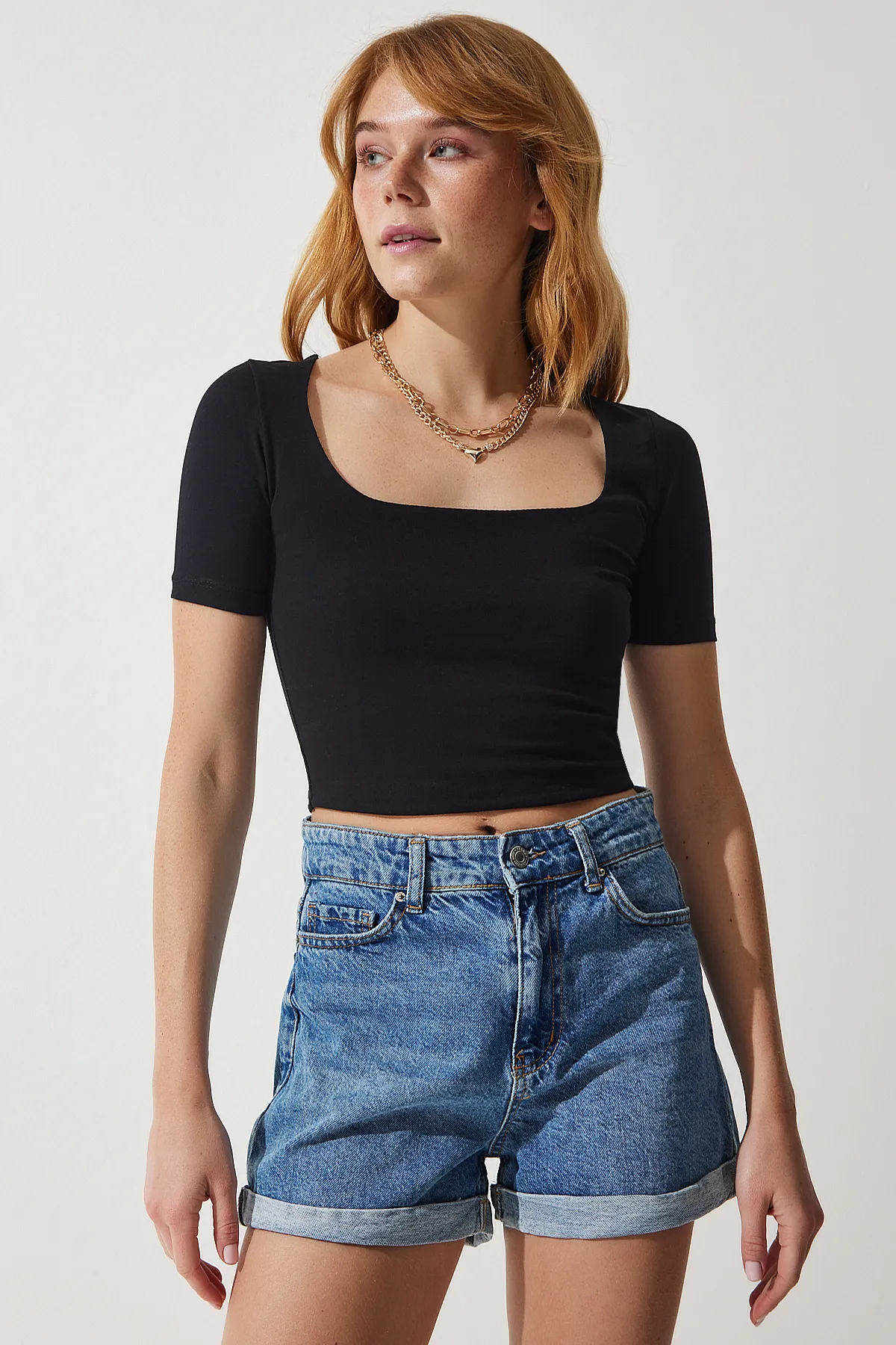 Happiness İstanbul  Schwarzes, kurzes Strick-T-Shirt mit eckigem Ausschnitt für Damen AN00170