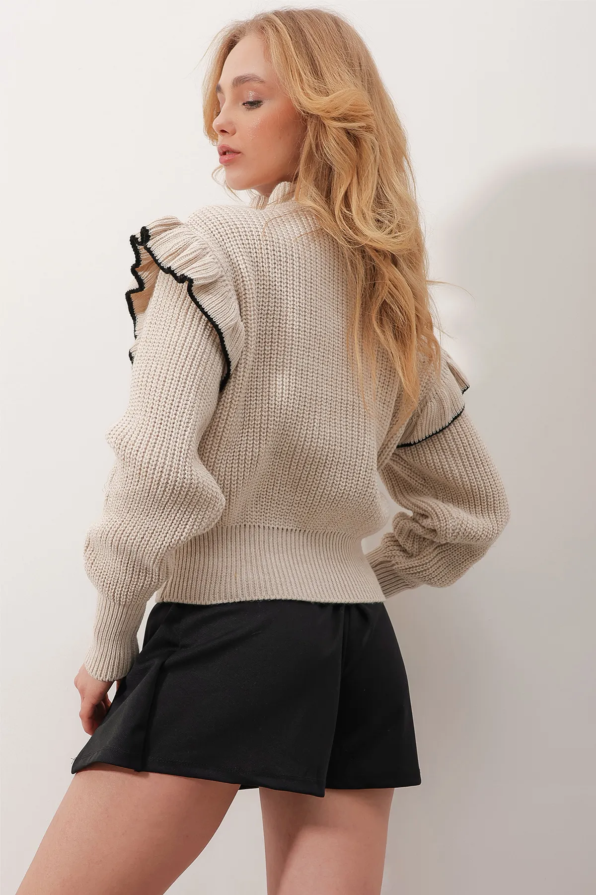 Trend Alaçatı Stili  Beiger Damen-Strickpullover Thessaloniki mit Rüschenkragen und Krawattendetails ALC-X9792