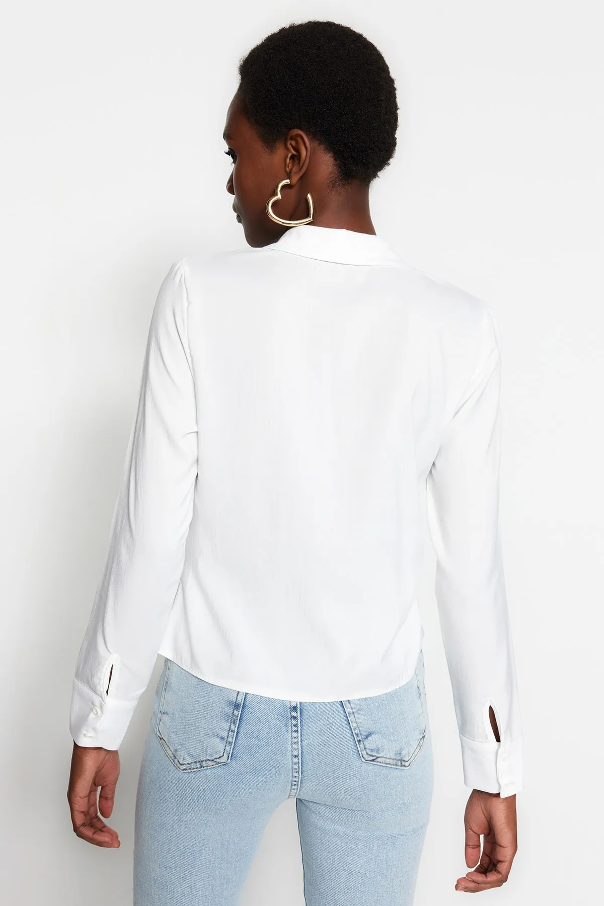 Trendyol Collection  Ecru-gerafftes, tailliertes/Slim-Fit-Webhemd TWOSS23GO00177