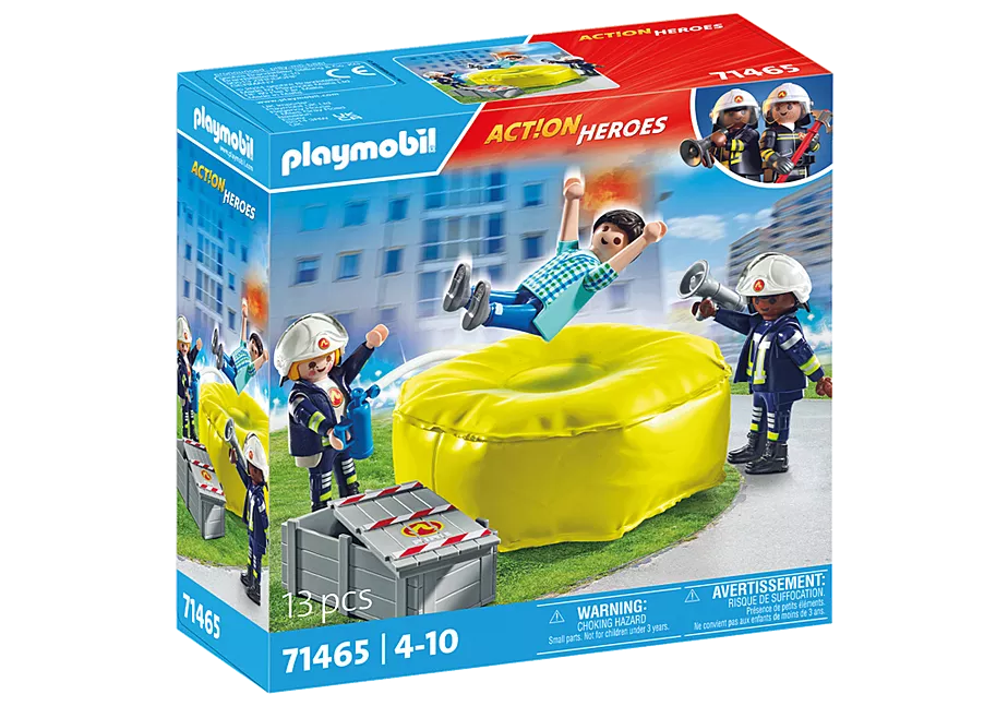 Feuerwehrleute mit Luftkissen