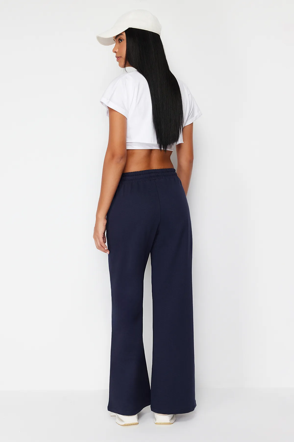 Trendyol Collection  Dunkelblaue Sport-Jogginghose mit weitem Bein und dünnem Strick TWOAW22EA0053