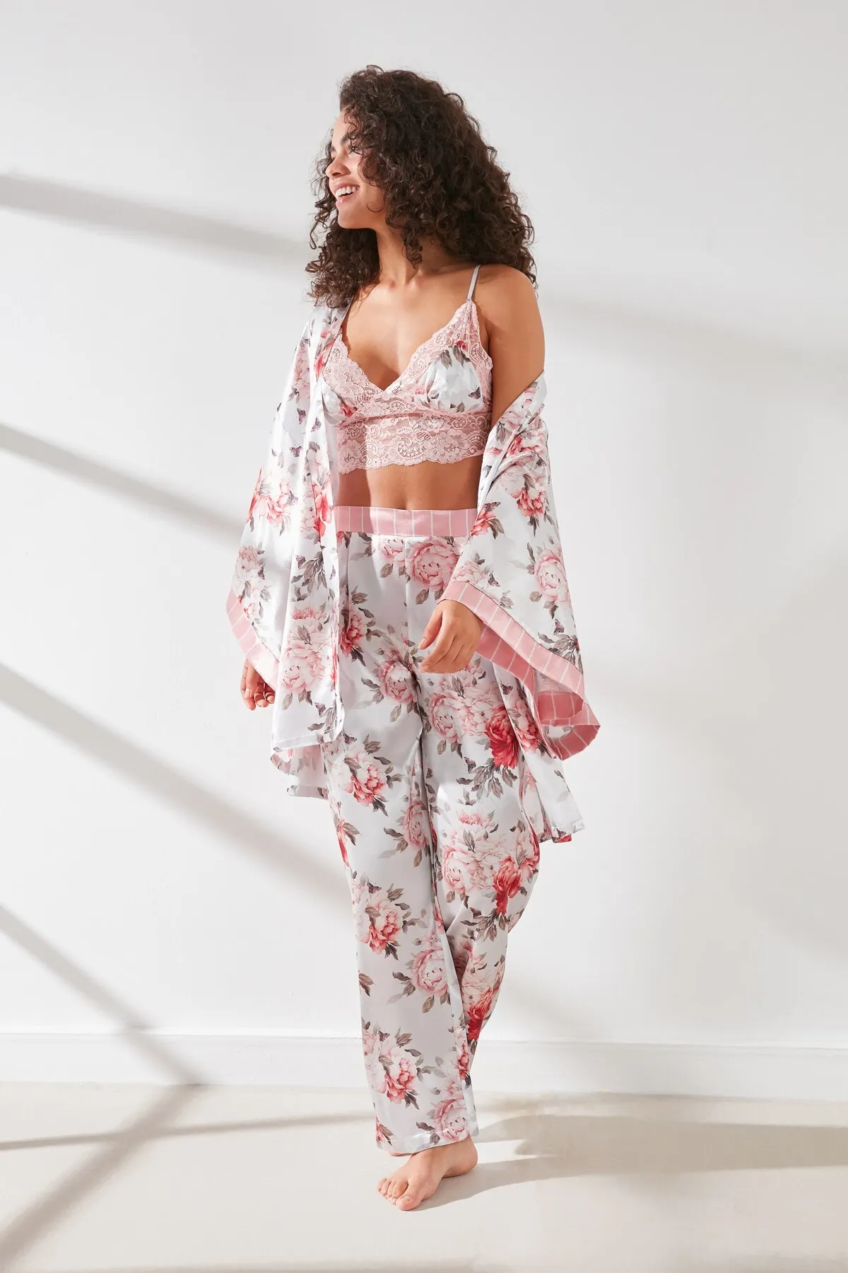 C&City  Bralette-Morgenmantel mit Hose, 3-teiliges Satin-Pyjama-Set 9064, Rosa/Ecru