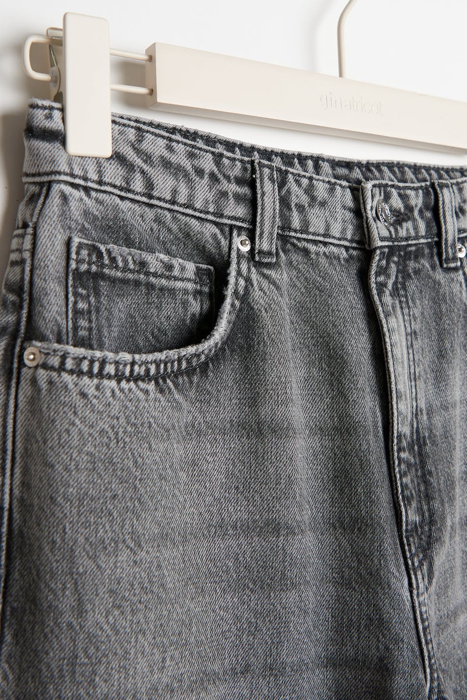 Straight 90s jeans