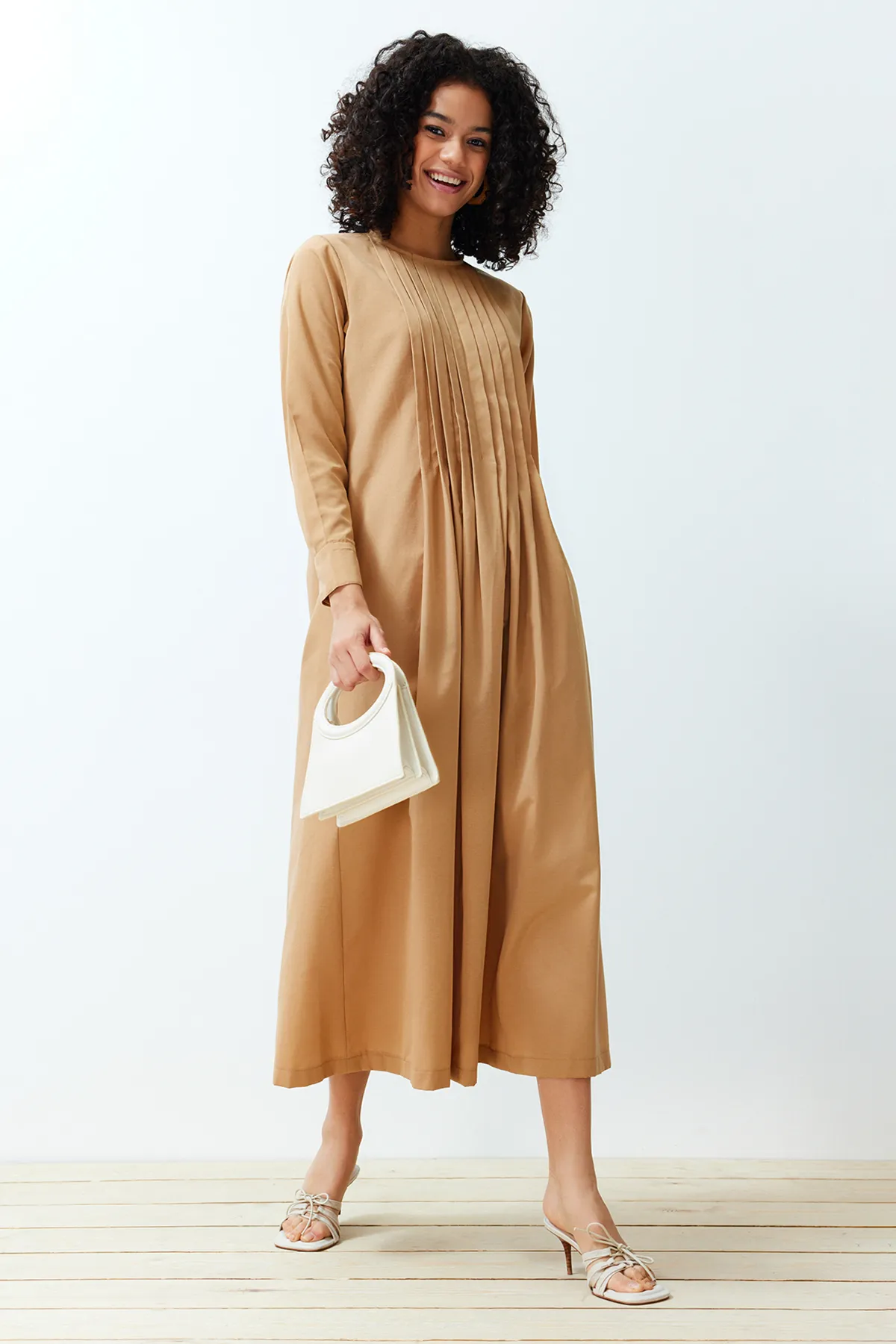 Trendyol Modest  Beiges, plissiertes, detailliertes, bequemes Webkleid TCTSS24EB00128
