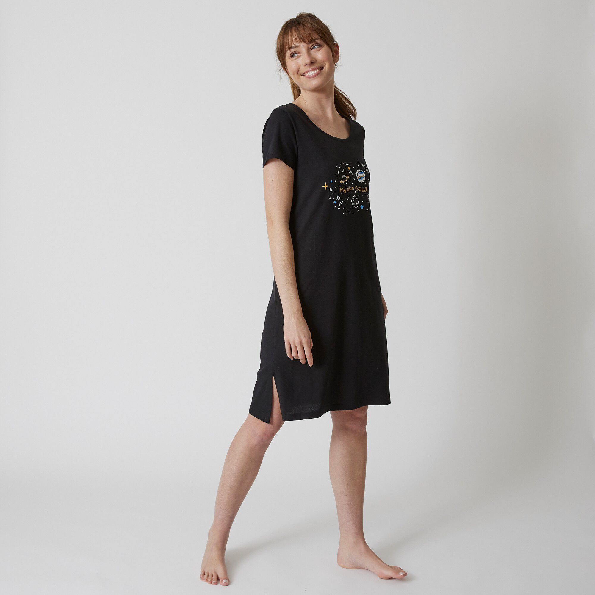 Chemise de nuit courte motif galaxie manches courtes