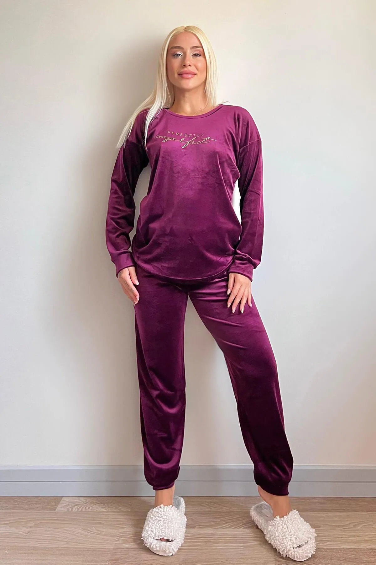 Pijamaevi  Pflaumenfarbenes, perfekt gemustertes, exklusives Samt-Pyjama-Set für Damen