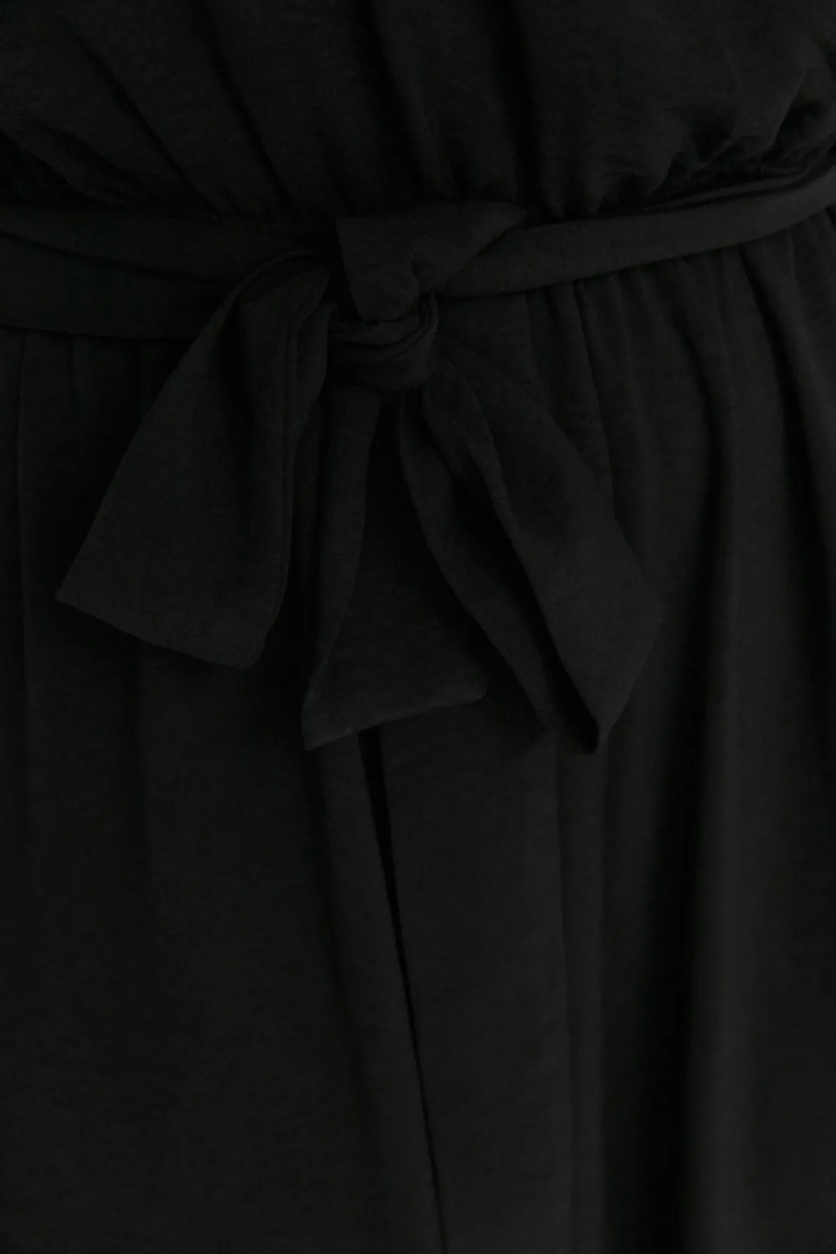 Trendyol Curve  Schwarzer Overall mit Gürtel TBSSS22TU0160