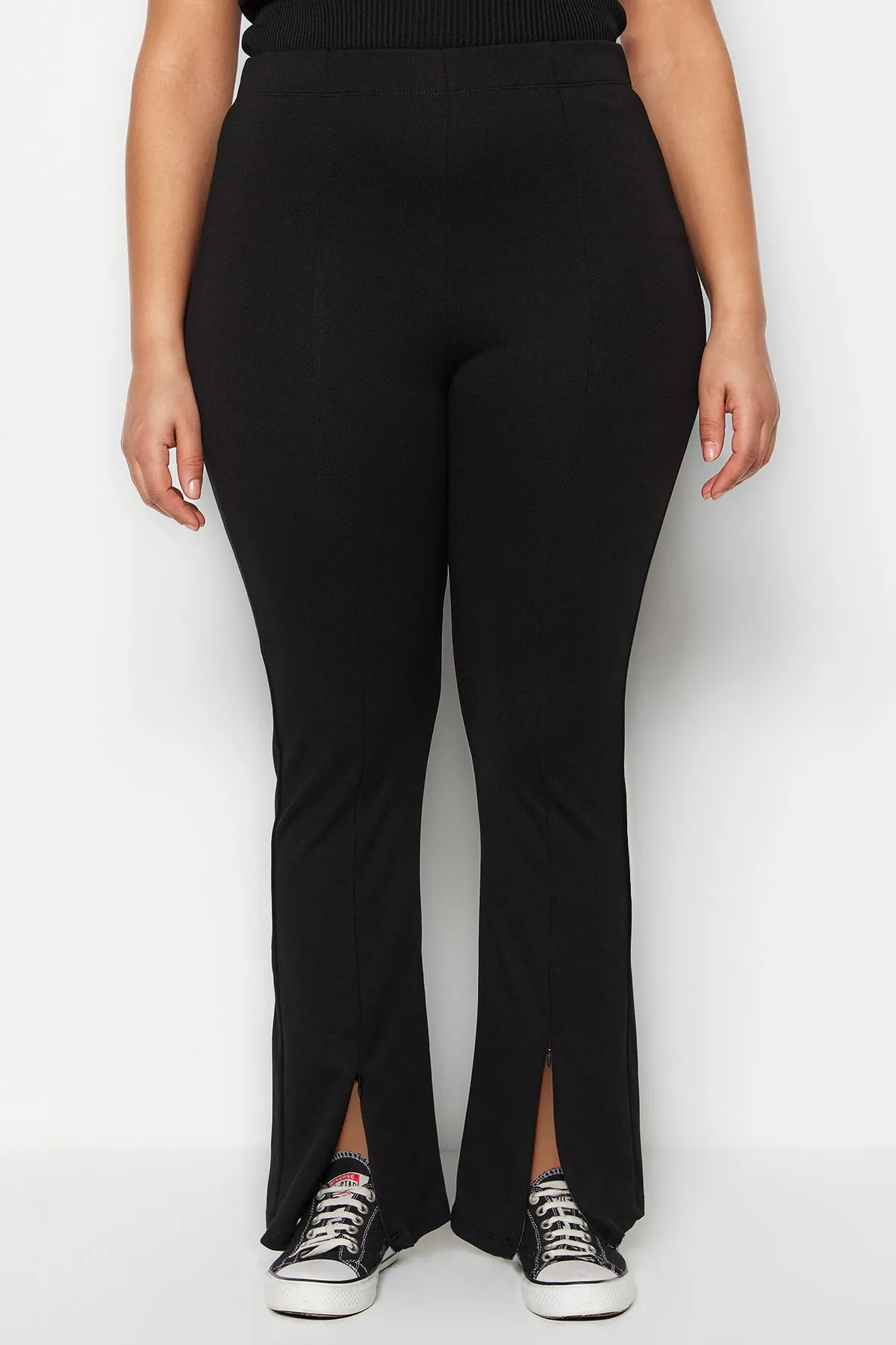 Trendyol Curve  Schwarze, schmal geschnittene Strickhose mit hohem Bund und Reißverschluss TBBSS23AR00011