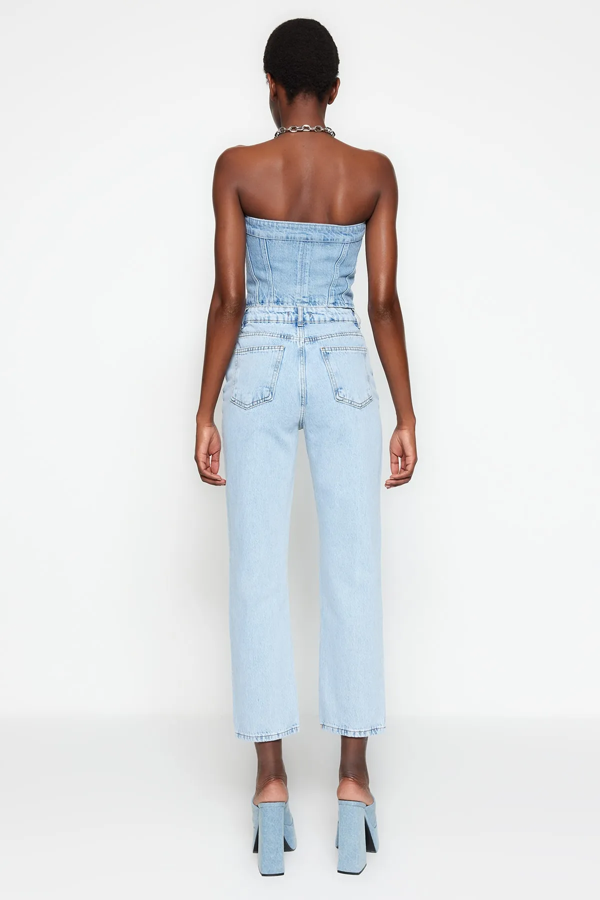 Trendyol Collection  Hellblaue gerade Jeans mit hoher Taille TWOSS23JE00089