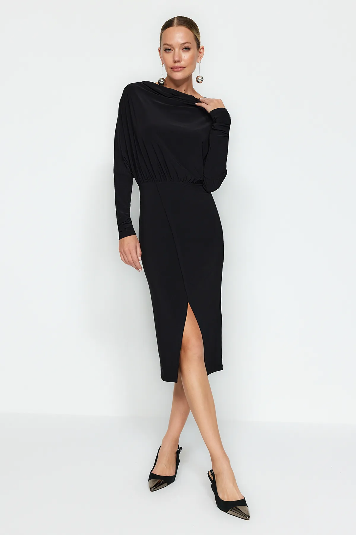 Trendyol Collection  Schwarzes flexibles Midi-Strickkleid in A-Linie/A-Linien-Form mit U-Ausschnitt und Schlitz TWOAW24EL00822