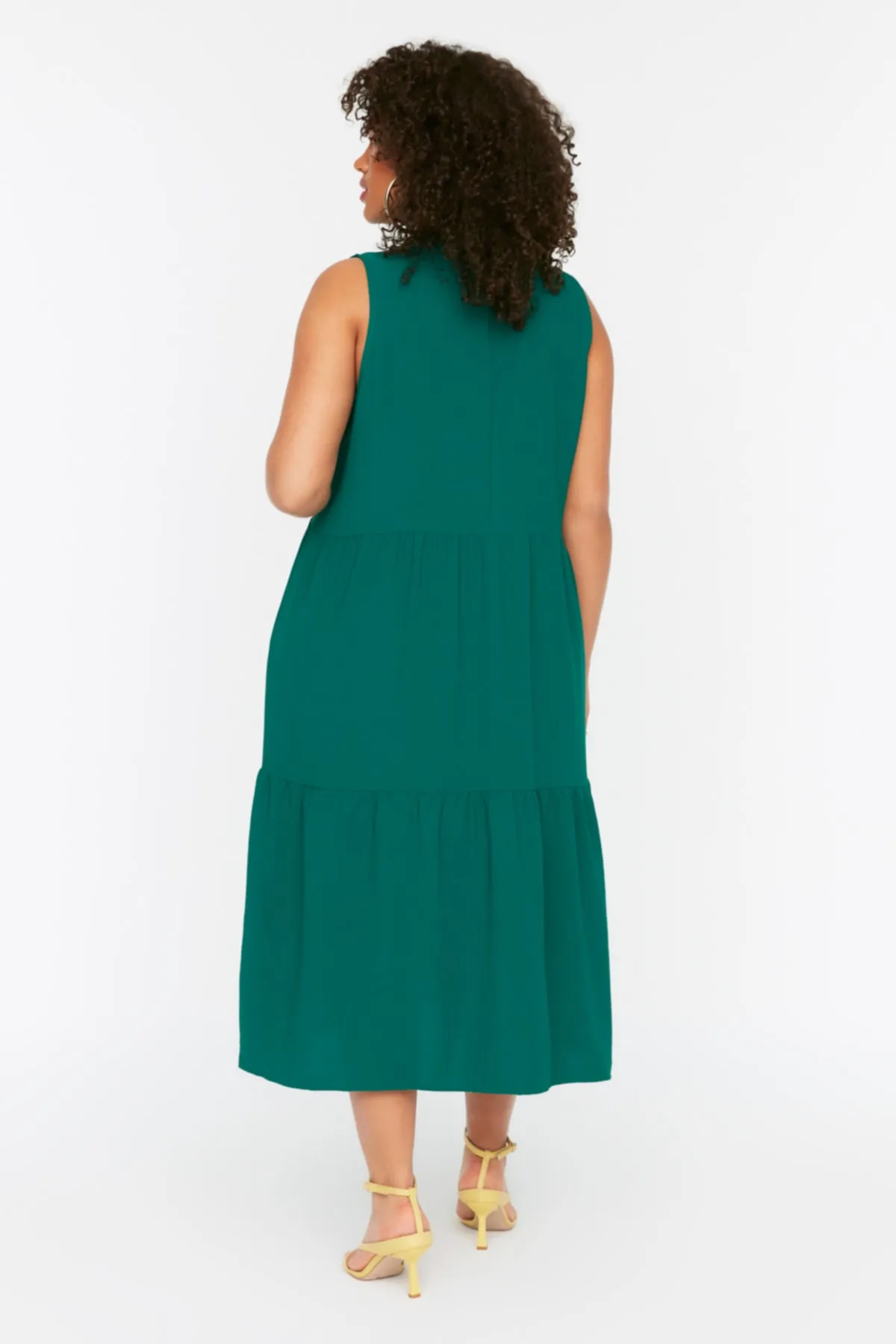 Trendyol Curve  Smaragdgrünes gewebtes Kleid mit Schwungrad-Details TBBSS22EL1593