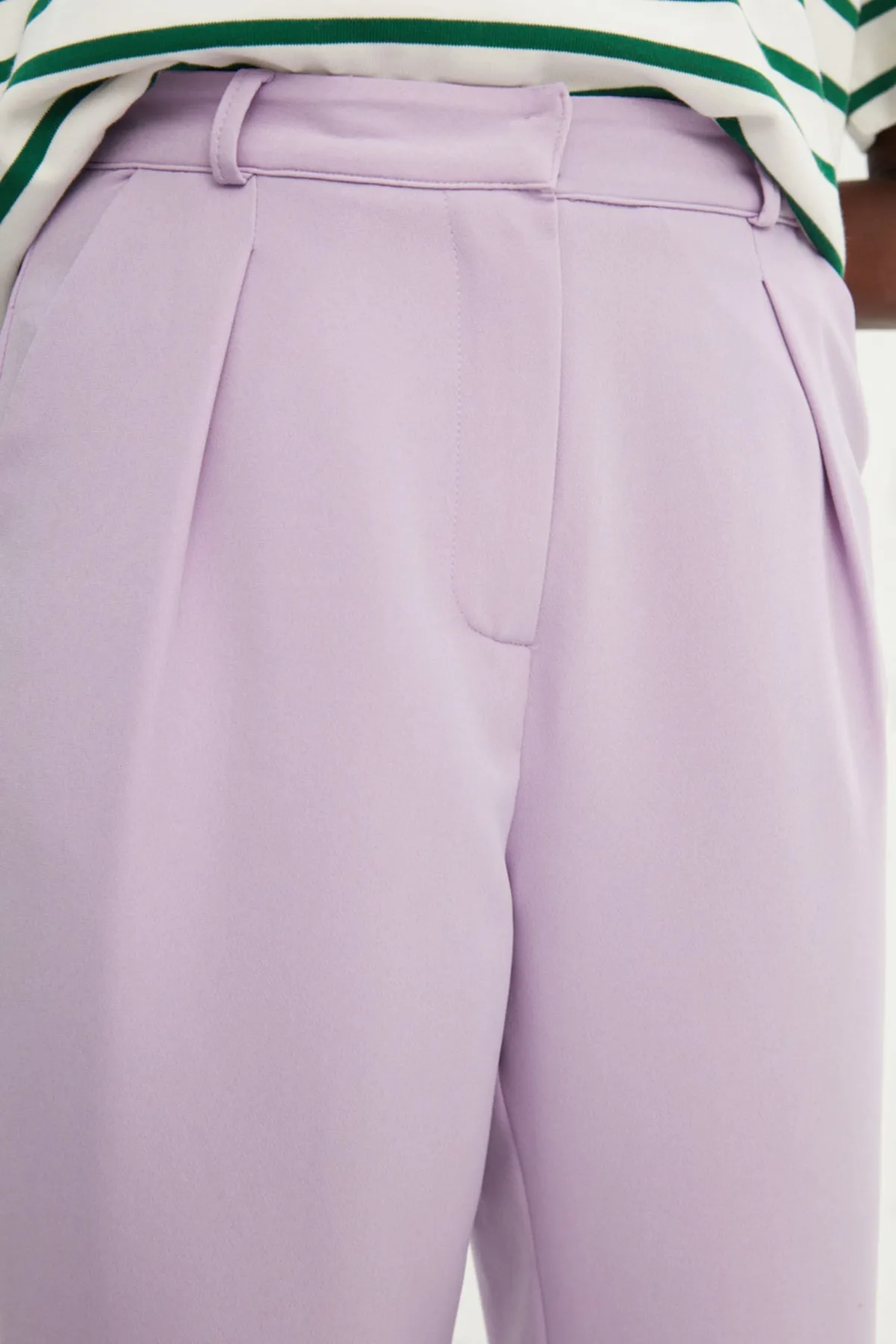 Trendyol Collection  Fliederfarbene, plissierte Webhose mit weitem Bein TWOSS21PL0155