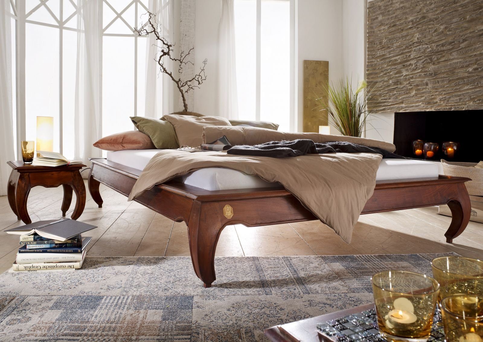 Massivmoebel24 Massivholzbett OPIUM (Bett aus robustem Massivholz, massives Holzbett Bettgestell, Doppelbett im Landhausstil, mit extravaganten Beinen, in braun lackiert 200x200 Akazie)