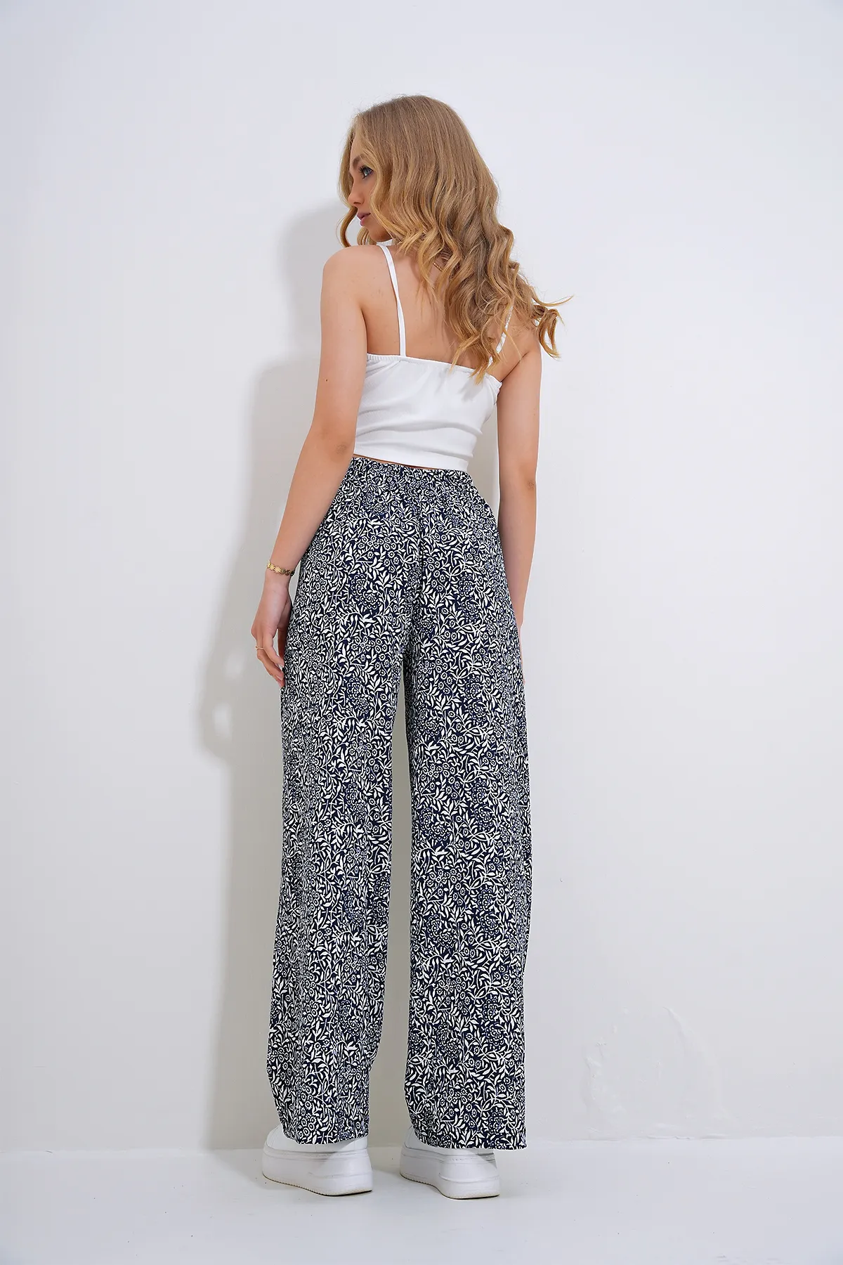 Trend Alaçatı Stili  Marineblau-weiß gemusterte Webhose für Damen mit entspanntem Schnitt ALC-X6528