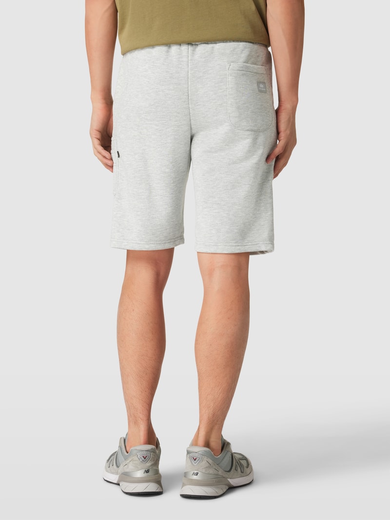 Shorts mit Label-Details in hellgrau meliert