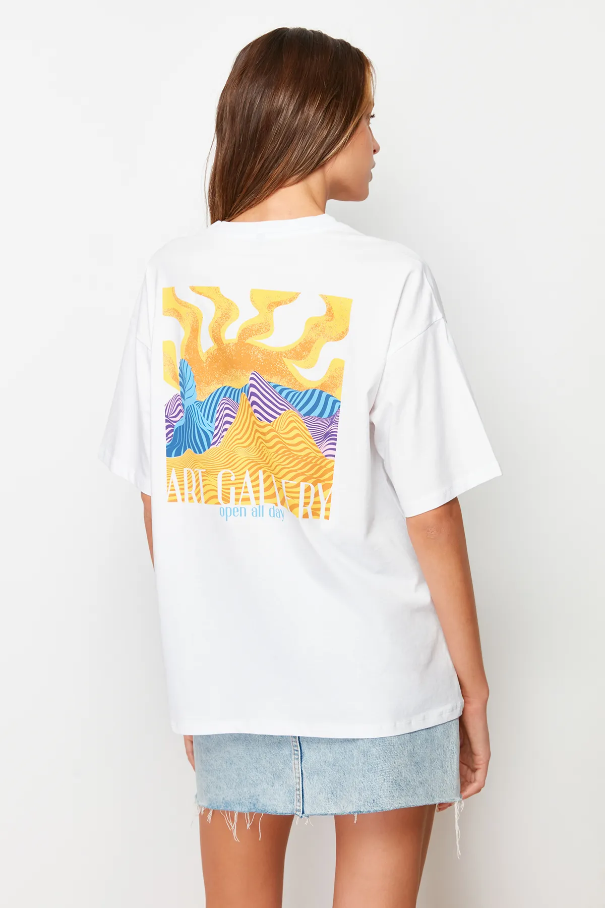 Trendyol Collection  Weißes, vorn und hinten bedrucktes Boyfriend-Strick-T-Shirt mit Rundhalsausschnitt aus 100 % Baumwolle TWOSS23TS00057