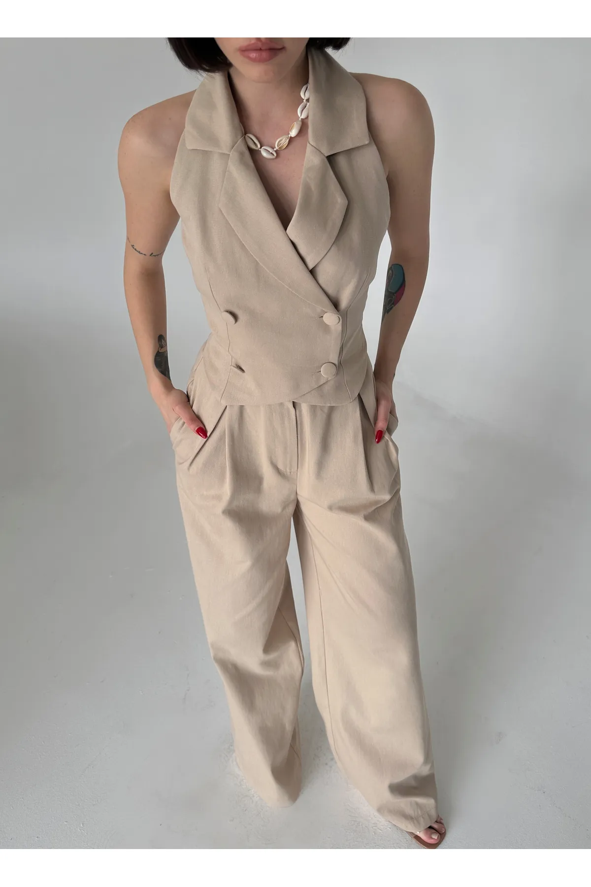 Laluvia  Nerzfarbenes Set aus geknöpfter Weste und Hose aus 100 % Baumwoll-Gabardine