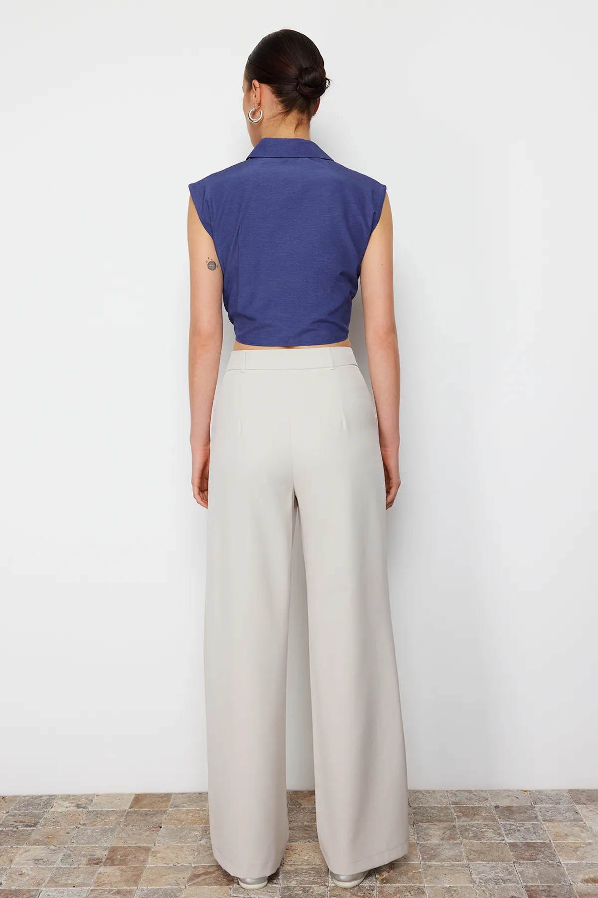 Trendyol Collection  Nerzfarbene, gewebte Hose mit hoher Taille und weitem Bein und Plissee-Muster TWOSS24PL00114