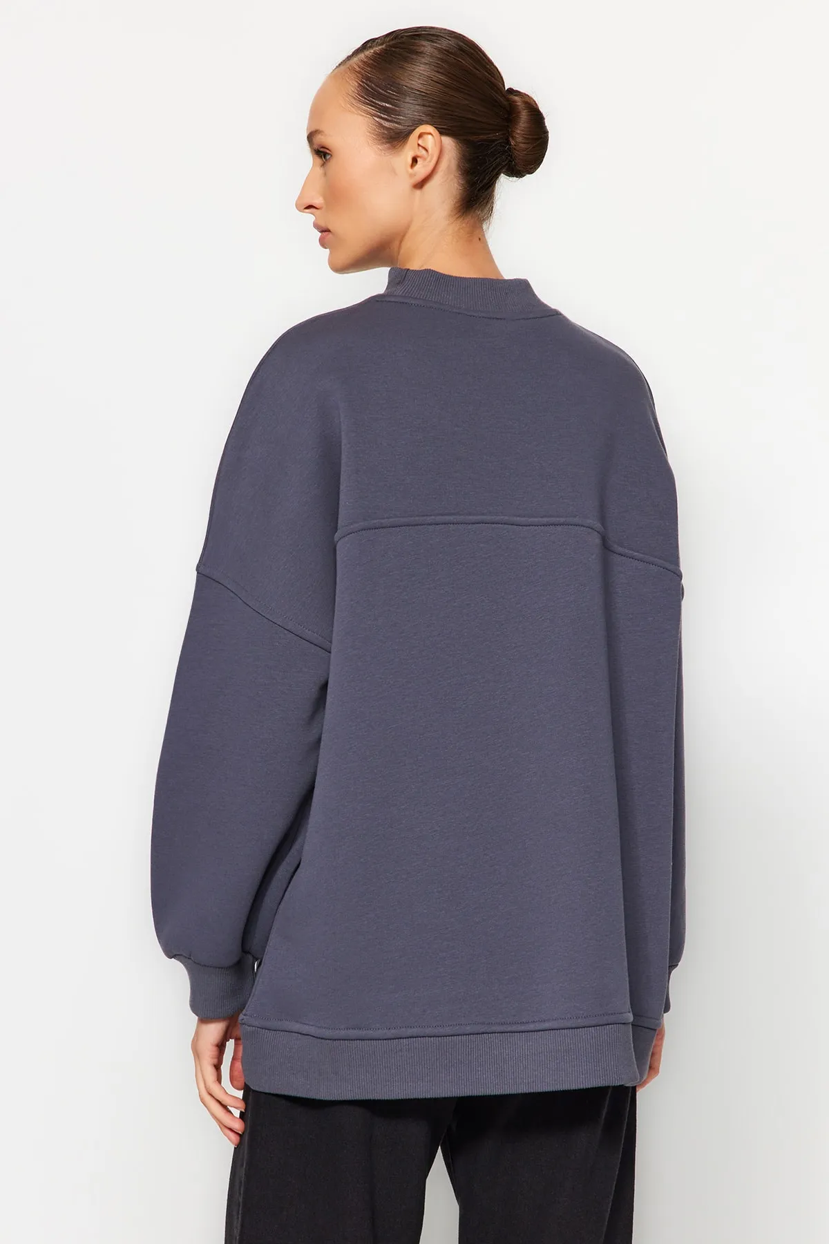 Trendyol Modest  Anthrazitfarbenes, übergroßes gestricktes Fuzzy-Sweatshirt TCTAW24TW00022