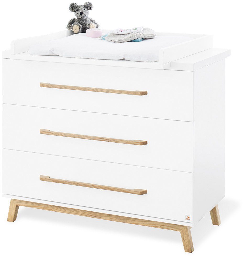 Pinolino® Babyzimmer-Komplettset Riva, (Set, 4-St., Kinderbett, Wickelkommode, Schrank, Wandregal), breit; mit Kinderbett, Wickelkommode, 2-trg. Schrank & Wandregal