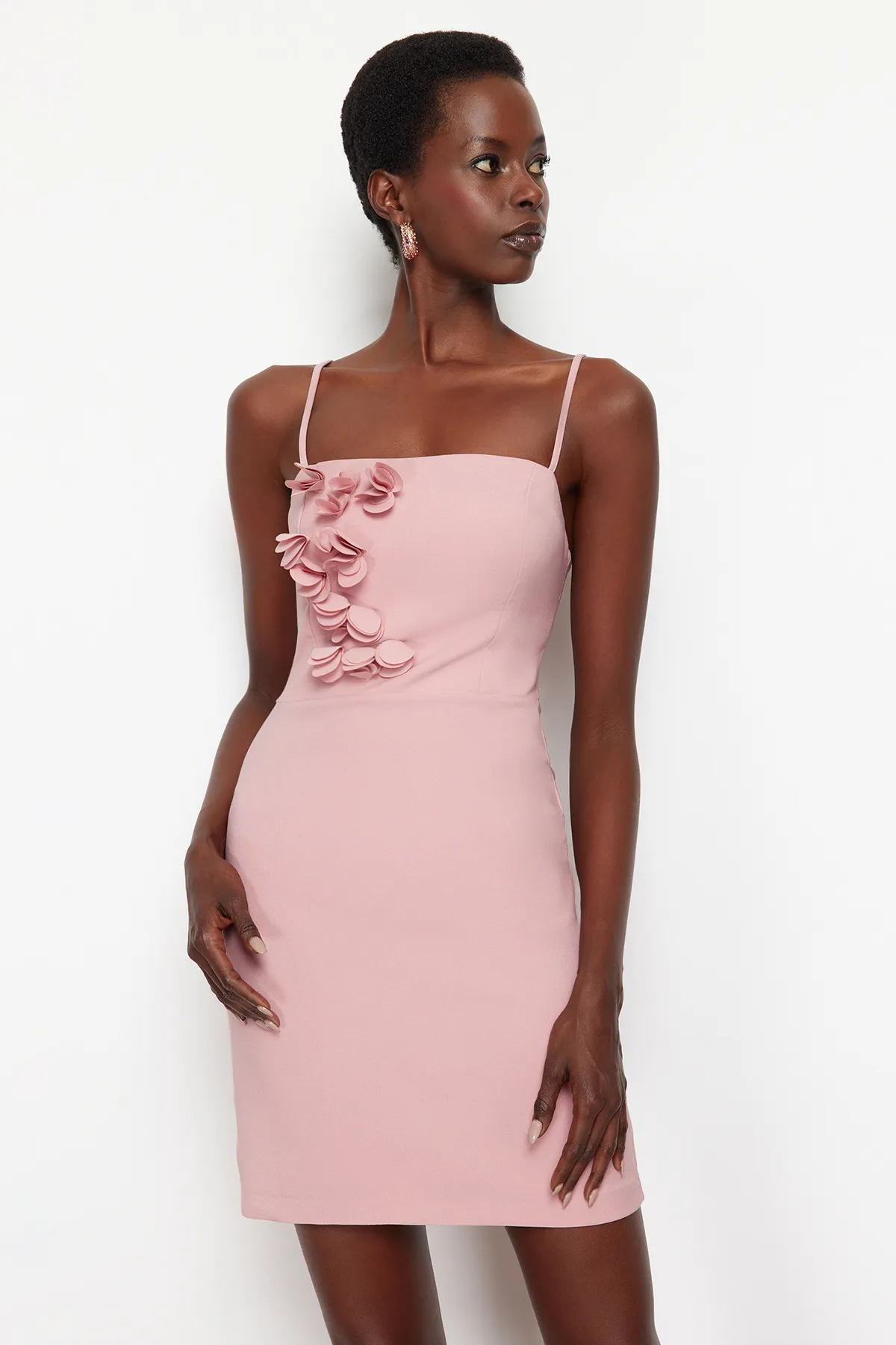 Trendyol Collection  Puderfarbenes, körperbetontes, gewebtes, florales, elegantes Abendkleid TPRSS24EL00114